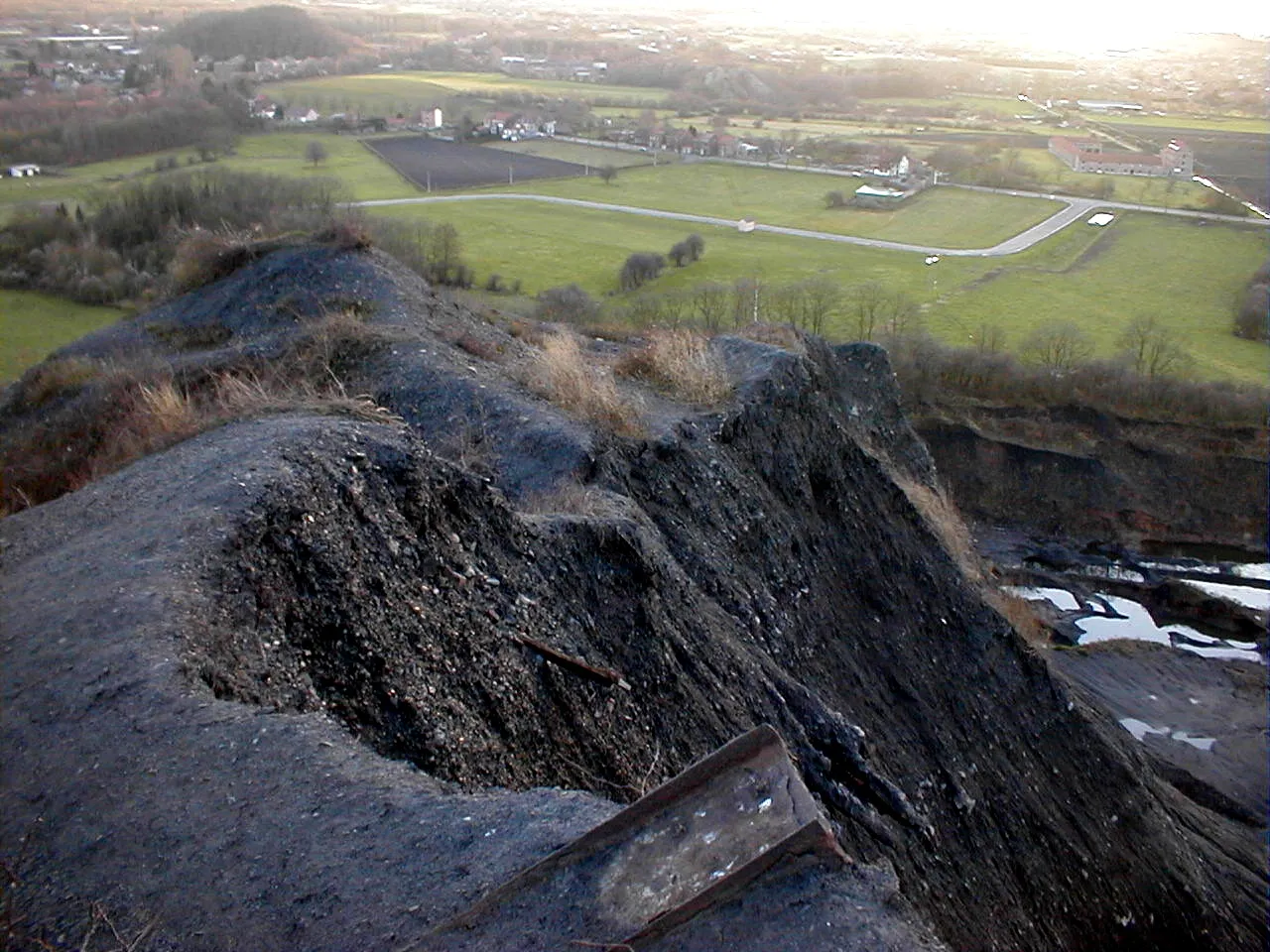 Photo showing: Terril de Saint Antoine démantelé en vue de récupérer le charbon et abandonné à son sort après la faillite de l'entreprise qui effectuait les travaux.