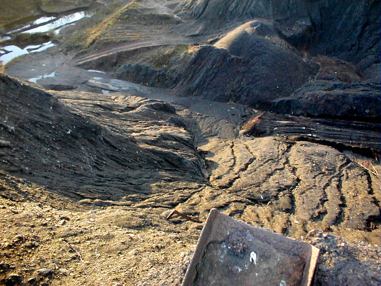 Photo showing: Terril de Saint Antoine démantelé en vue de récupérer le charbon et abandonné à son sort après la faillite de l'entreprise qui effectuait les travaux.