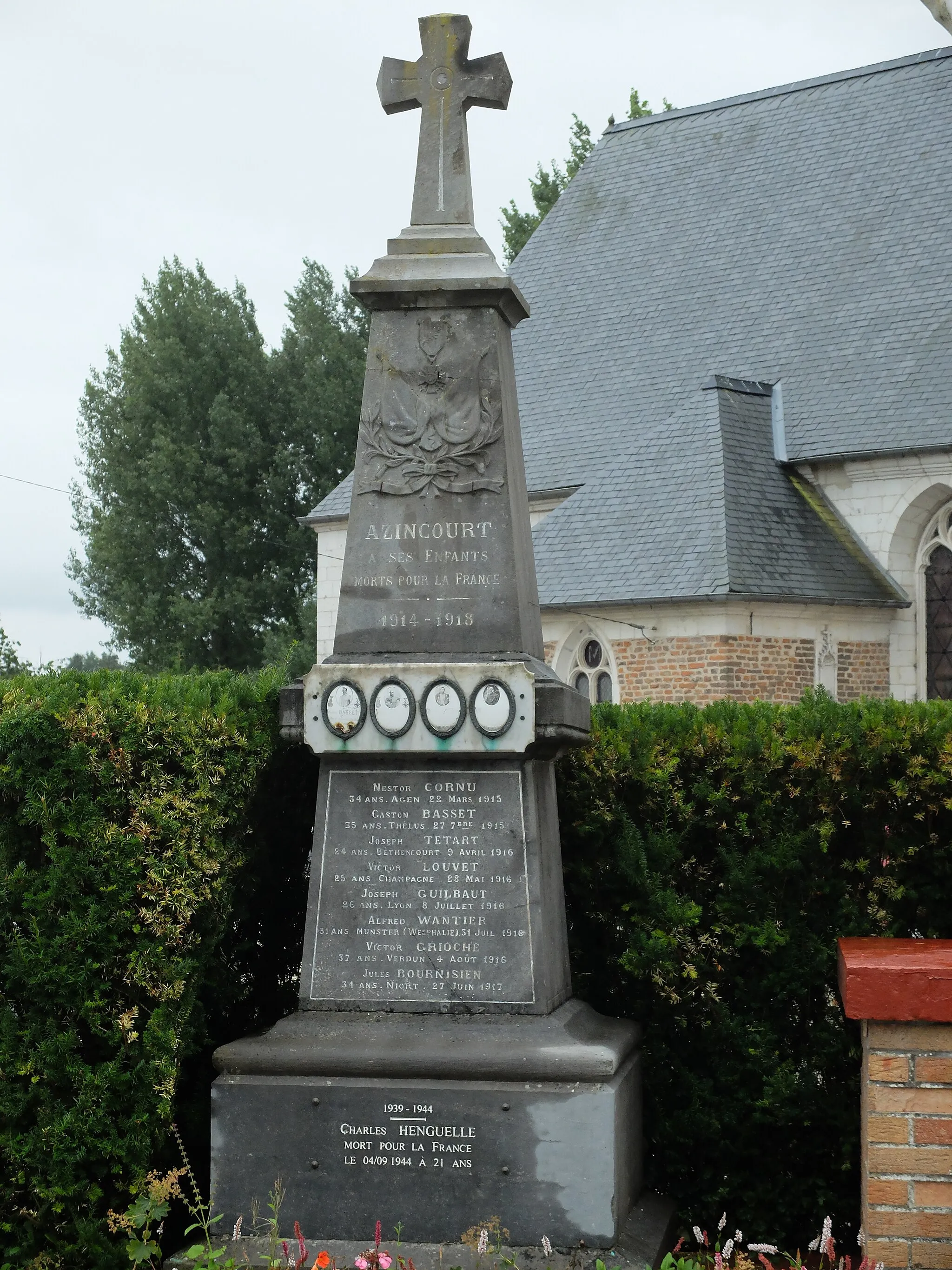 Photo showing: Vue du monument aux morts d'Azincourt.