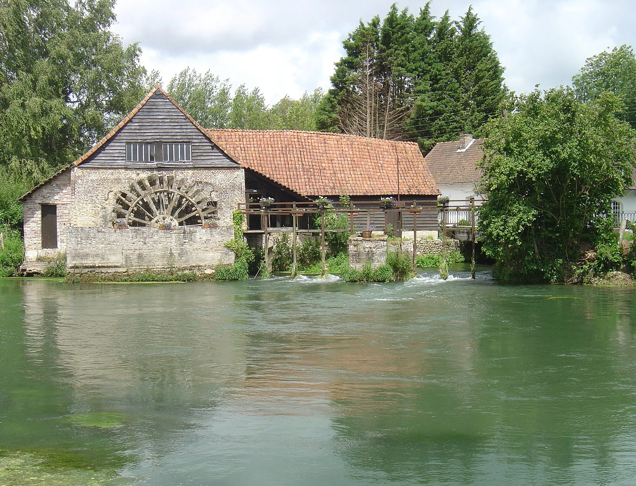 Photo showing: Watermill near Maintenay, France on Authie river
Deutsch: Die Mühle von Maintenay
Français : Moulin de Maintenay sur l'Authie, Somme
Polski: Młyn na rzece Authie w pobliżu Maintenay