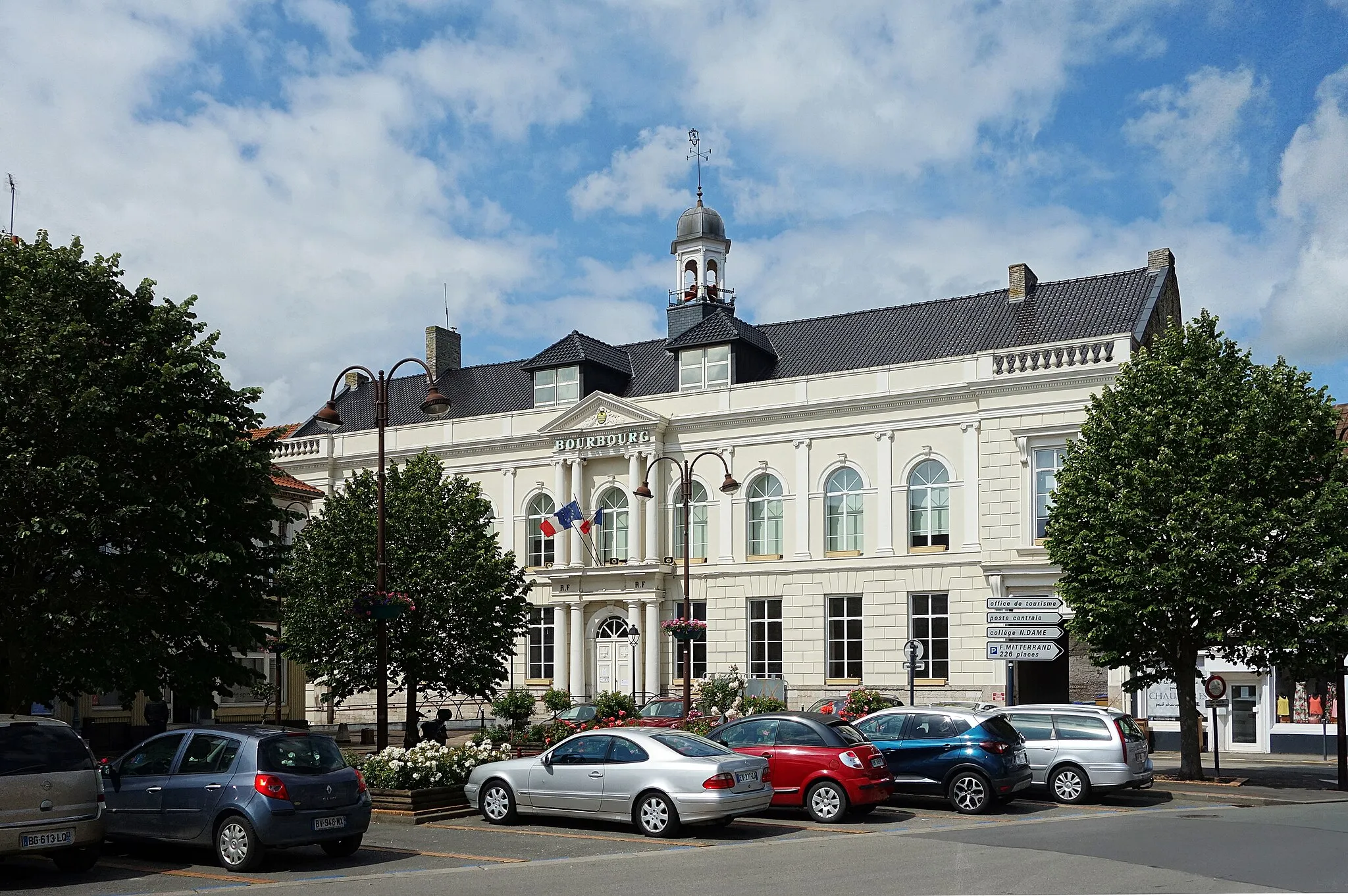 Photo showing: Bourbourg town hall.