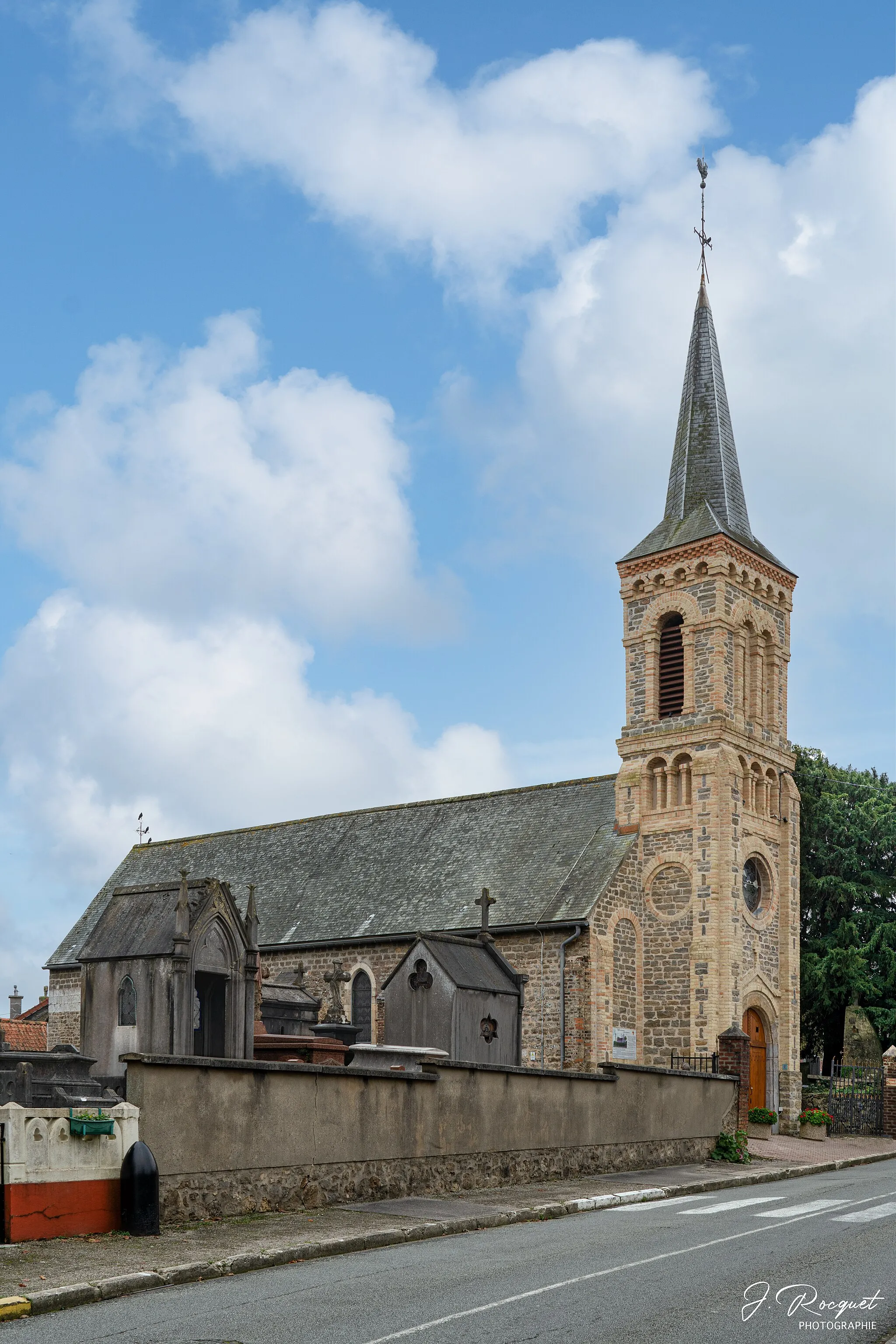 Photo showing: Clocher de l'église Saint-Eloi d'Hesdigneul-lès-Boulogne vue de la rue de la Gare côté ouest