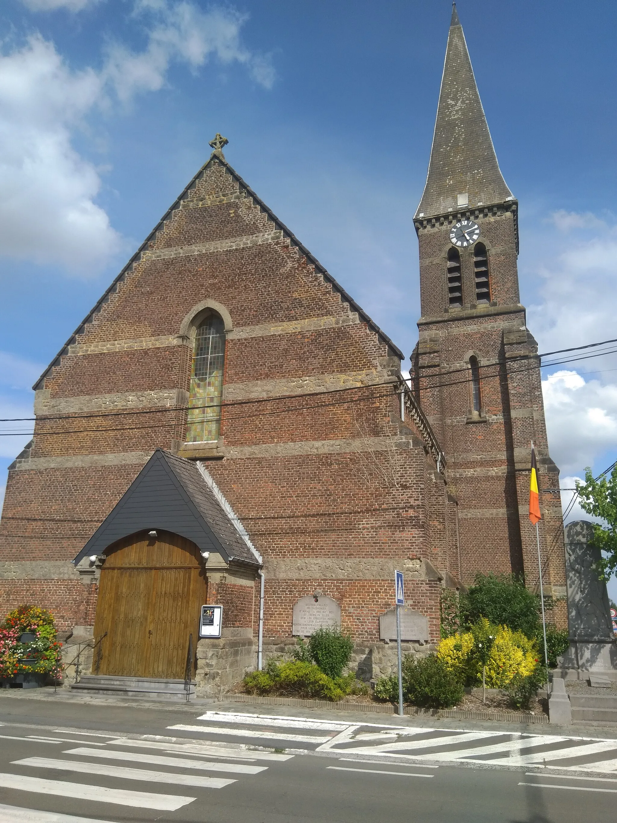 Photo showing: Église Saint-Philippe à Vaudignies (Chièvres) vue de la route nationale; à droite le monument aux morts