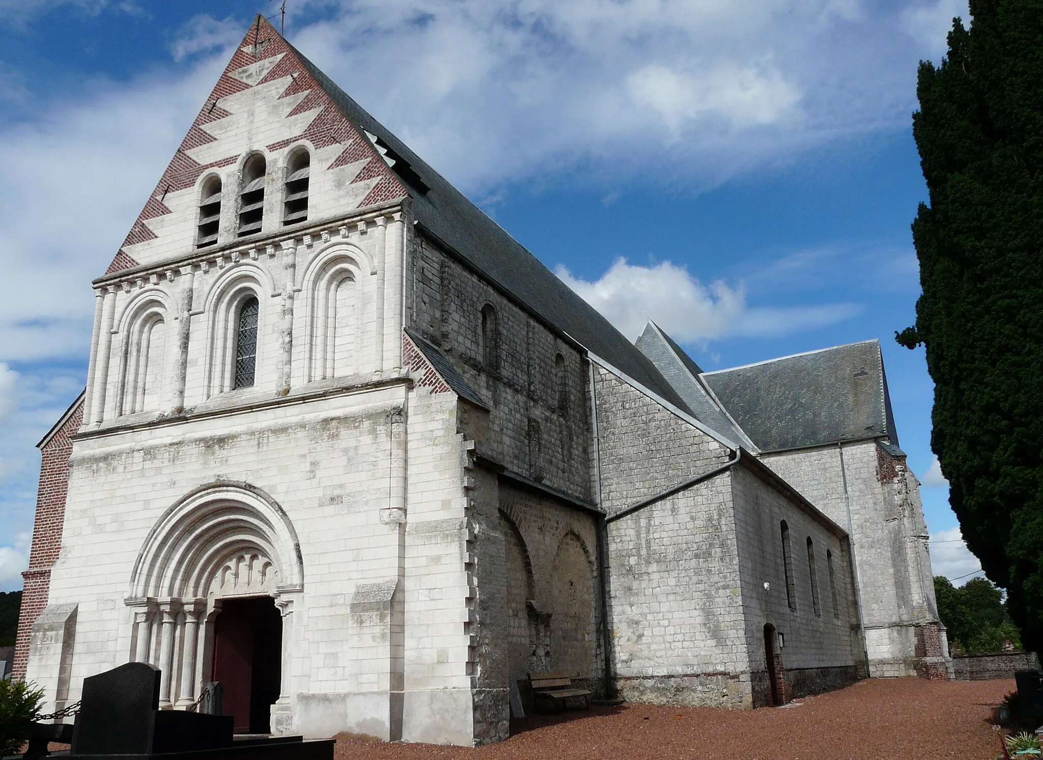 Photo showing: Saint Martin church in Heuchin, Pas-de-Calais, seen from the southwest towards the romanesque (XIIth) facade, in July 2009