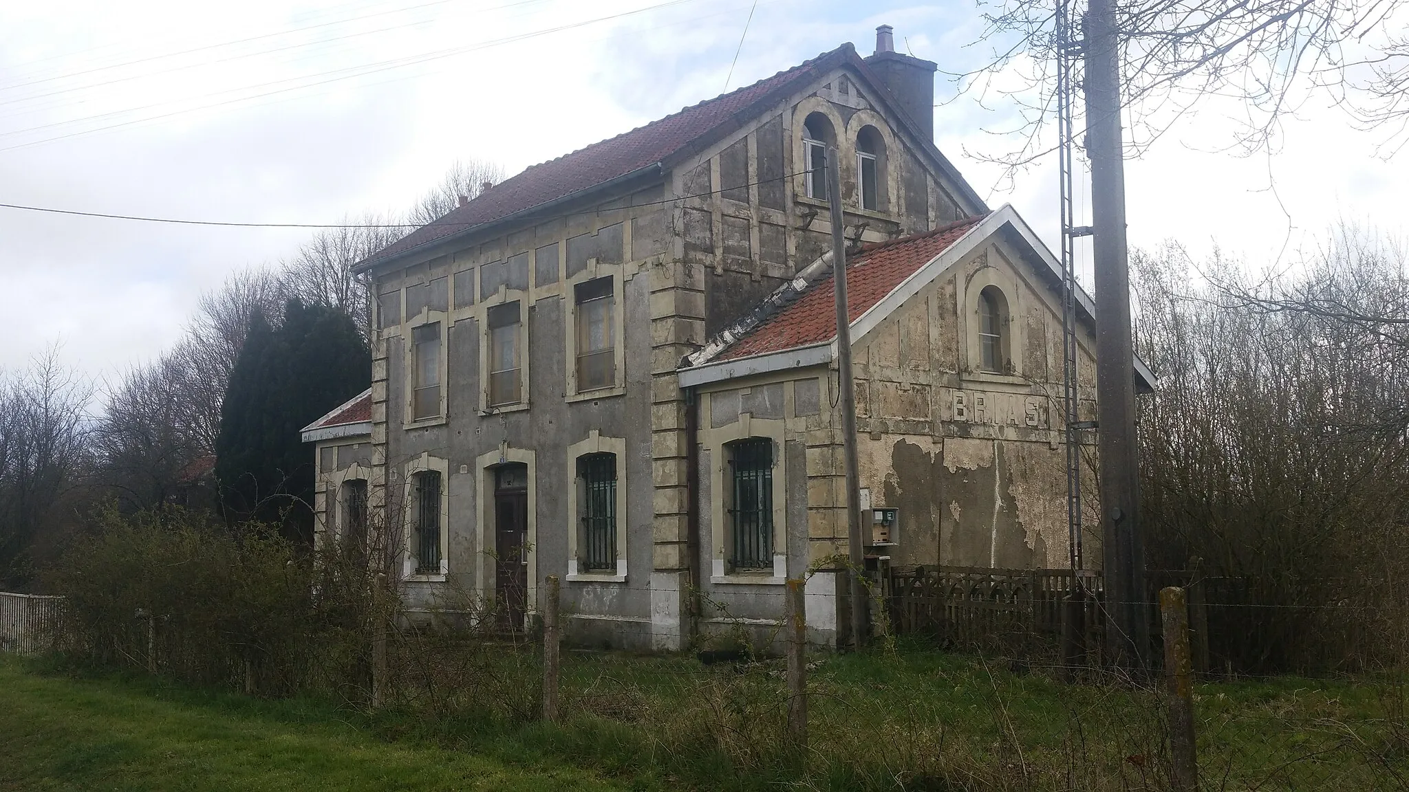 Photo showing: Vue de l'ancienne gare de Brias.