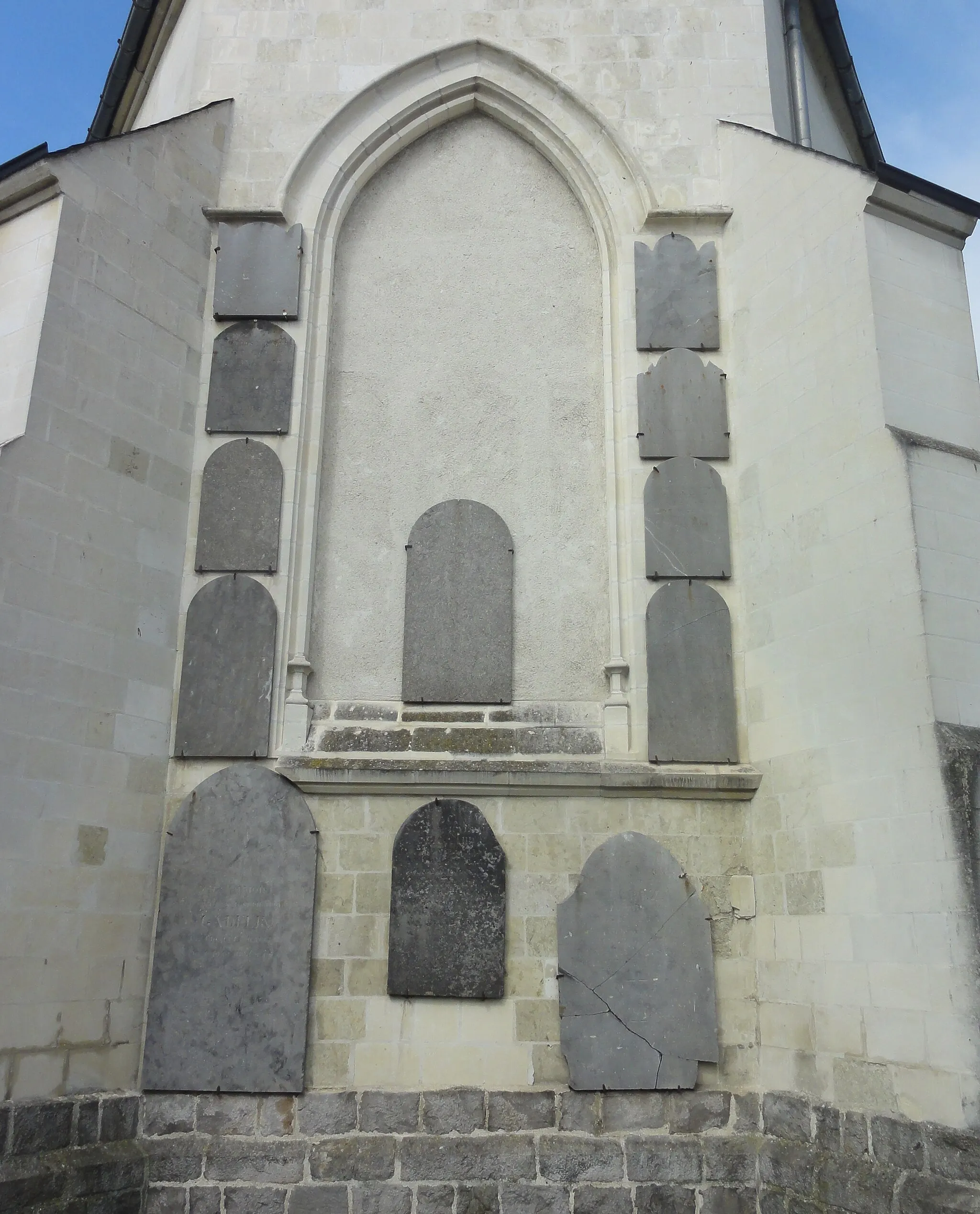 Photo showing: Depicted place: Cimetière de l'église Sainte-Marie-Madeleine d'Aubry-du-Hainaut