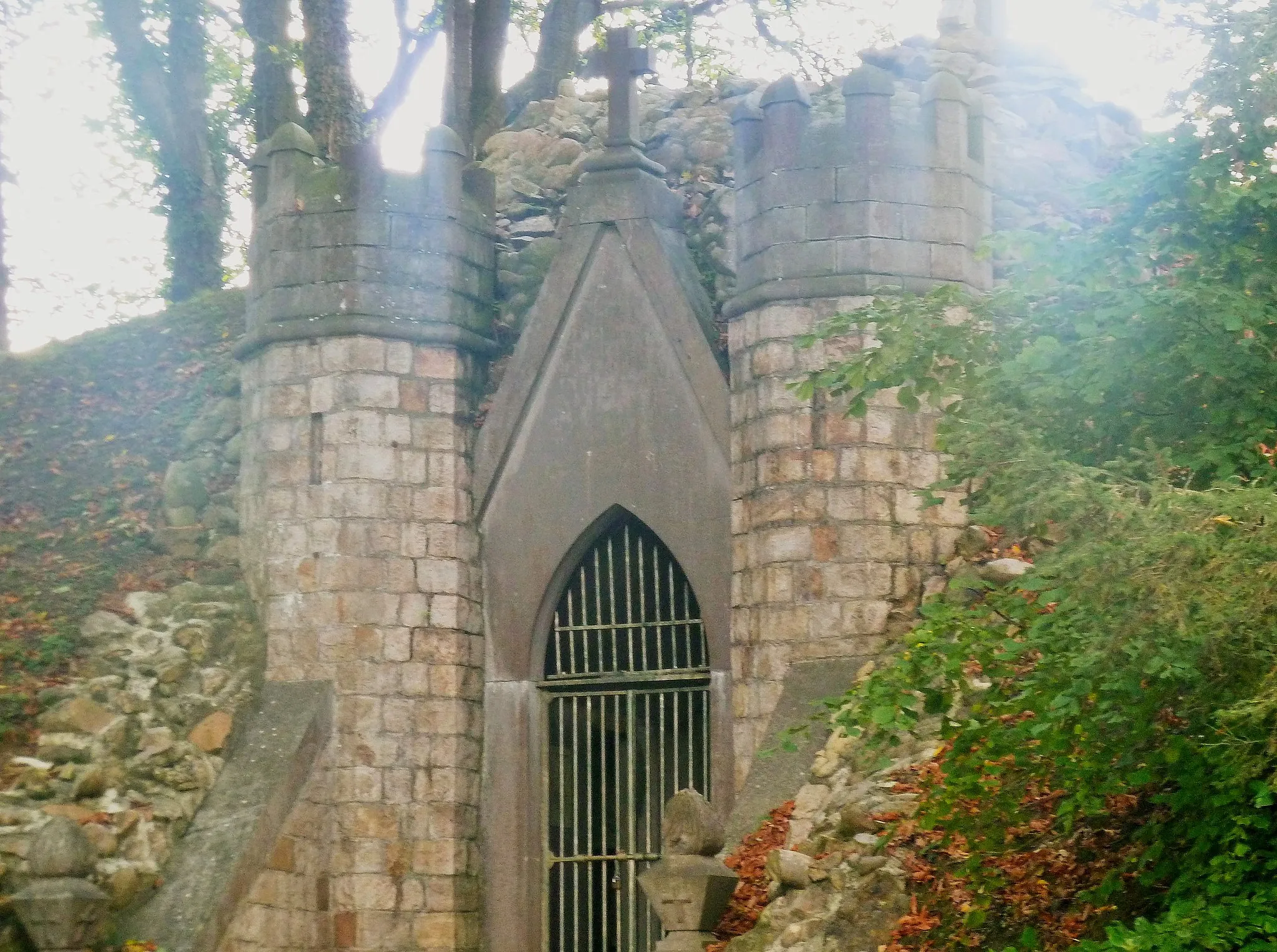 Photo showing: Le mausolée du Philanthrope (caveau Delvallée) Wargnies-le-Grand Nord.- France.