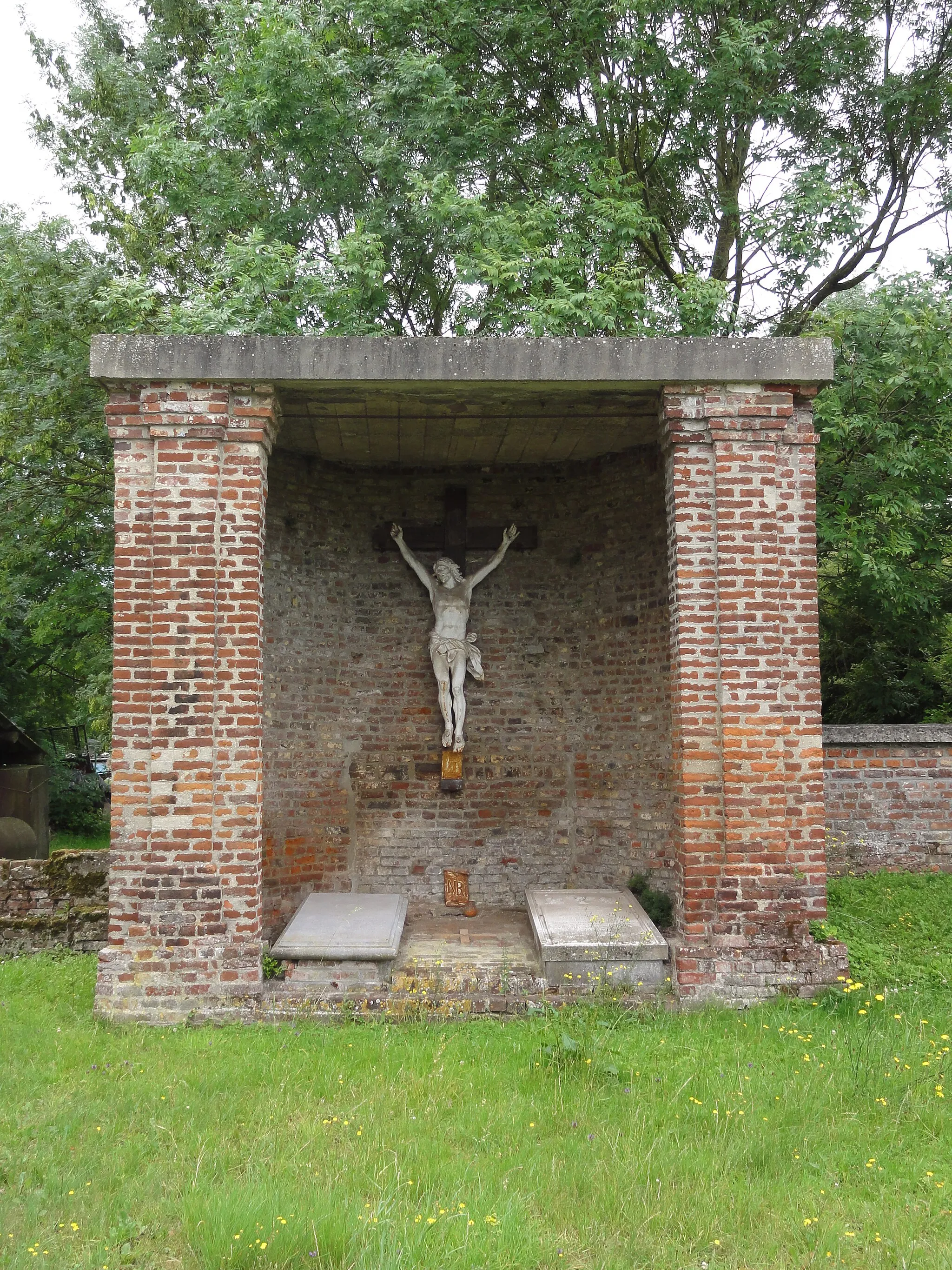 Photo showing: Orsinval (Nord, Fr) tombes avec calvaire