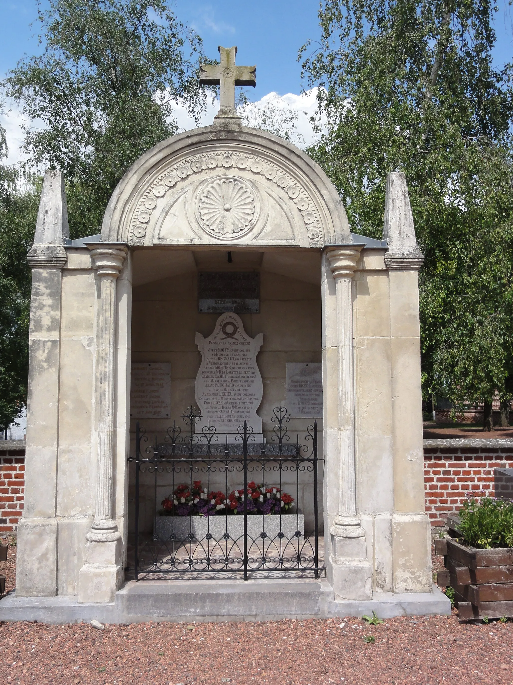 Photo showing: Neuville-en-Avesnois (Nord, Fr) monument aux morts du cimetière
