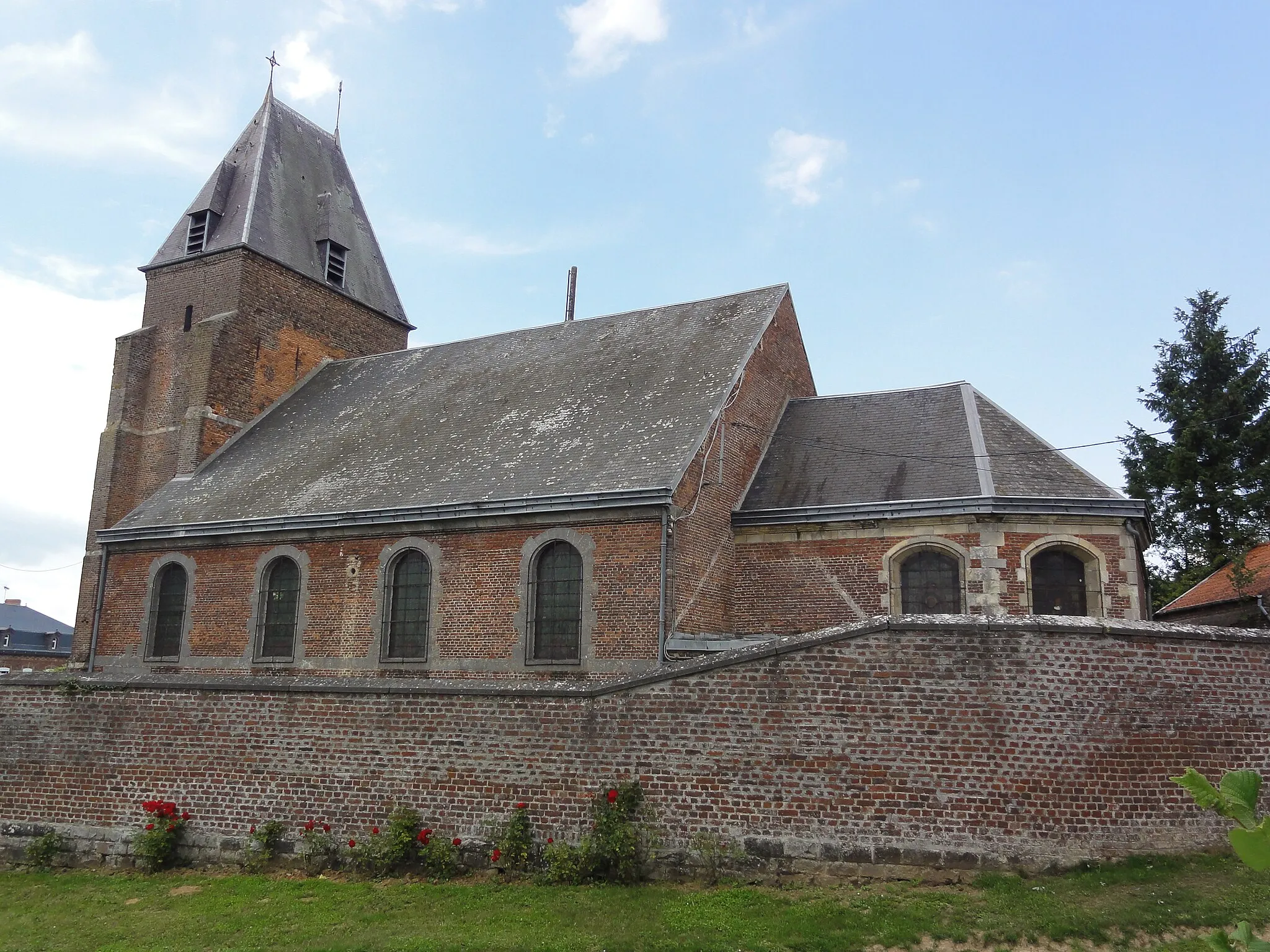 Photo showing: Fontaine-au-Bois (Nord, Fr), église, vue latérale