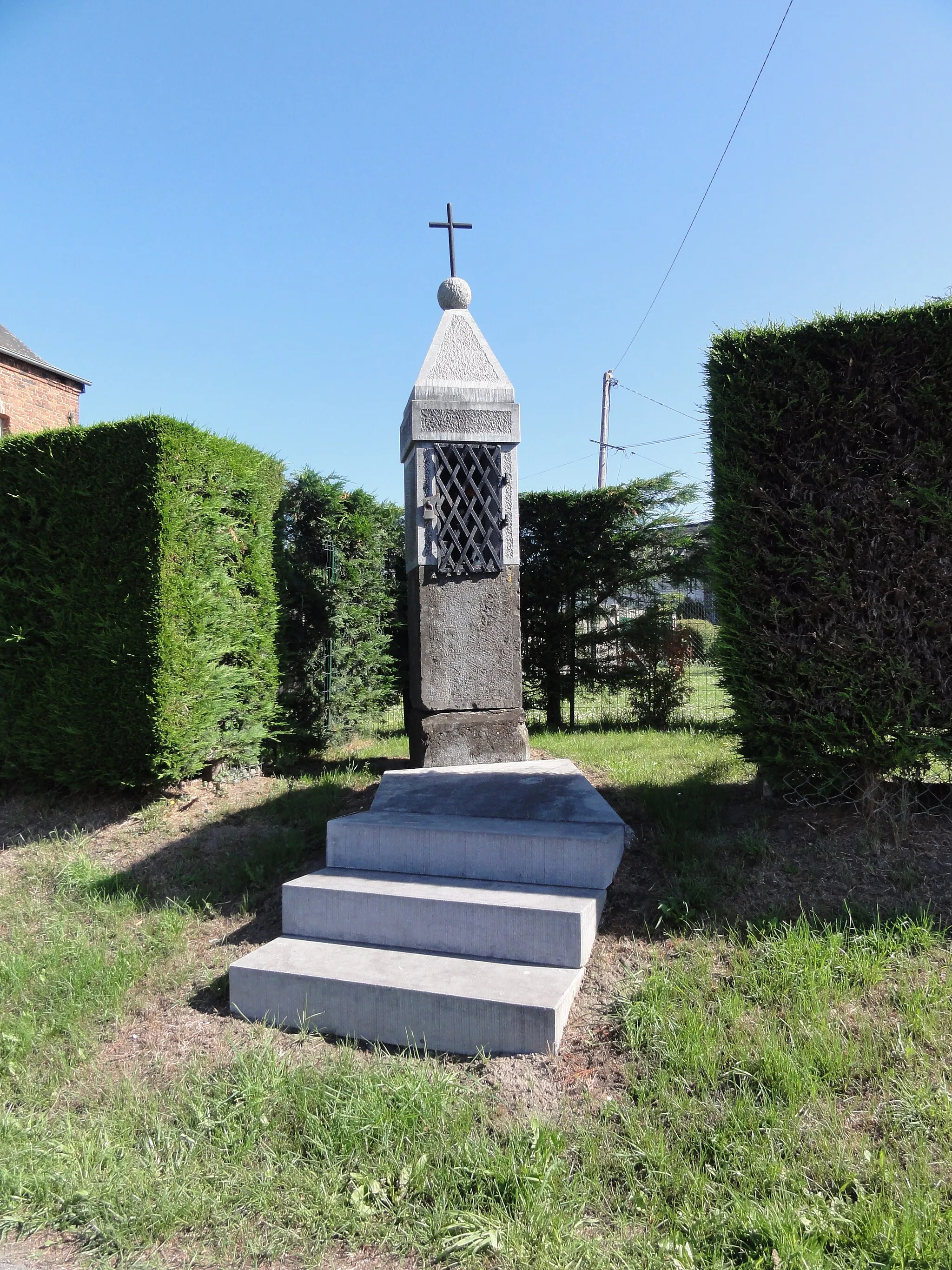 Photo showing: Mecquignies (Nord, Fr) chapelle avec petite croix.