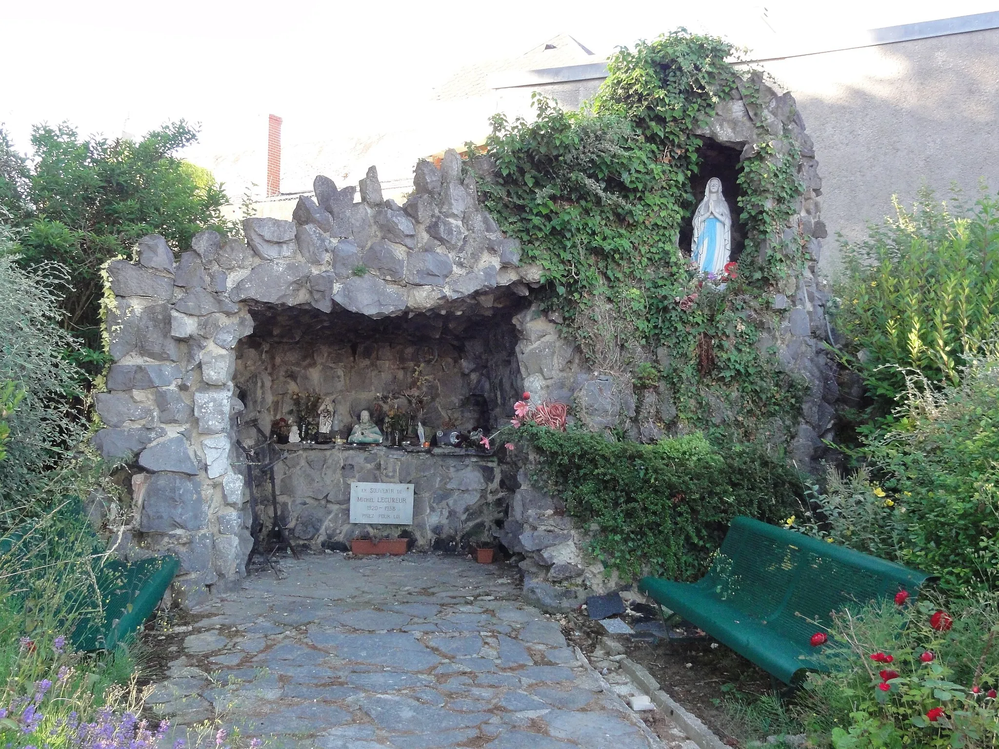 Photo showing: Neuf-Mesnil (Nord, Fr) grotte de Lourdes