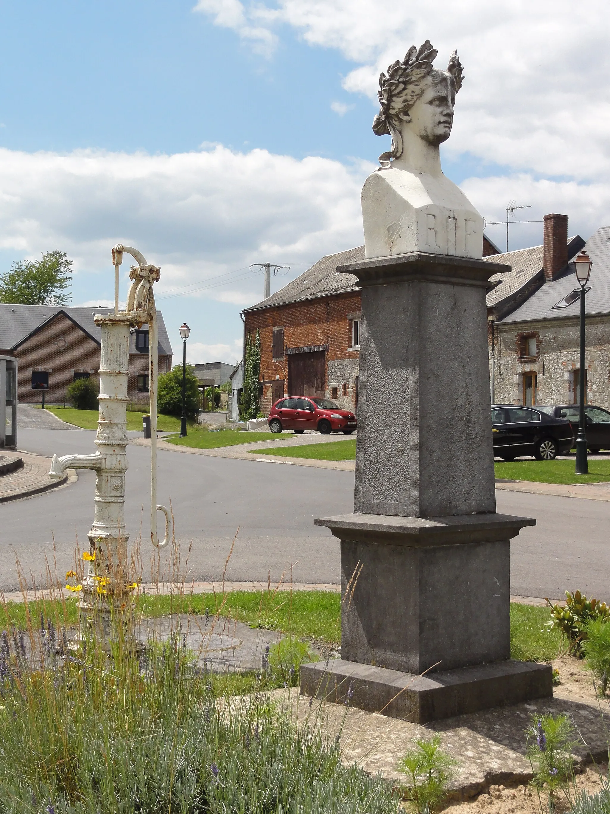Photo showing: Écuélin (Nord-Fr) pompe à eau, buste de Mariannne