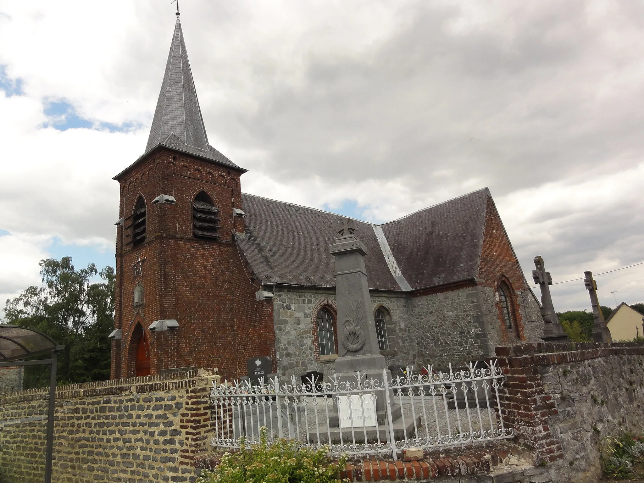 Photo showing: Éclaibes (Nord, Fr) église et monument aux morts