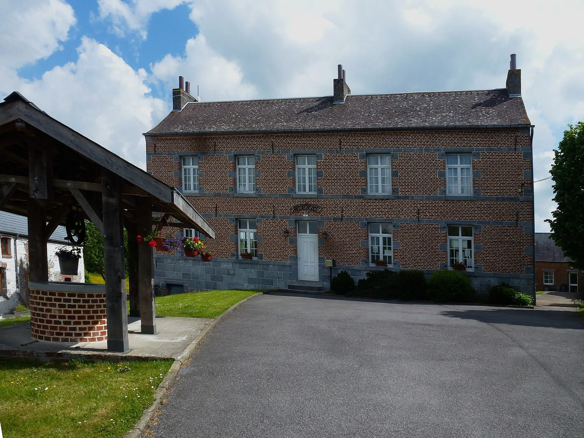 Photo showing: La Mairie et le Puits fleuri sur la place Damousies Nord.- France.