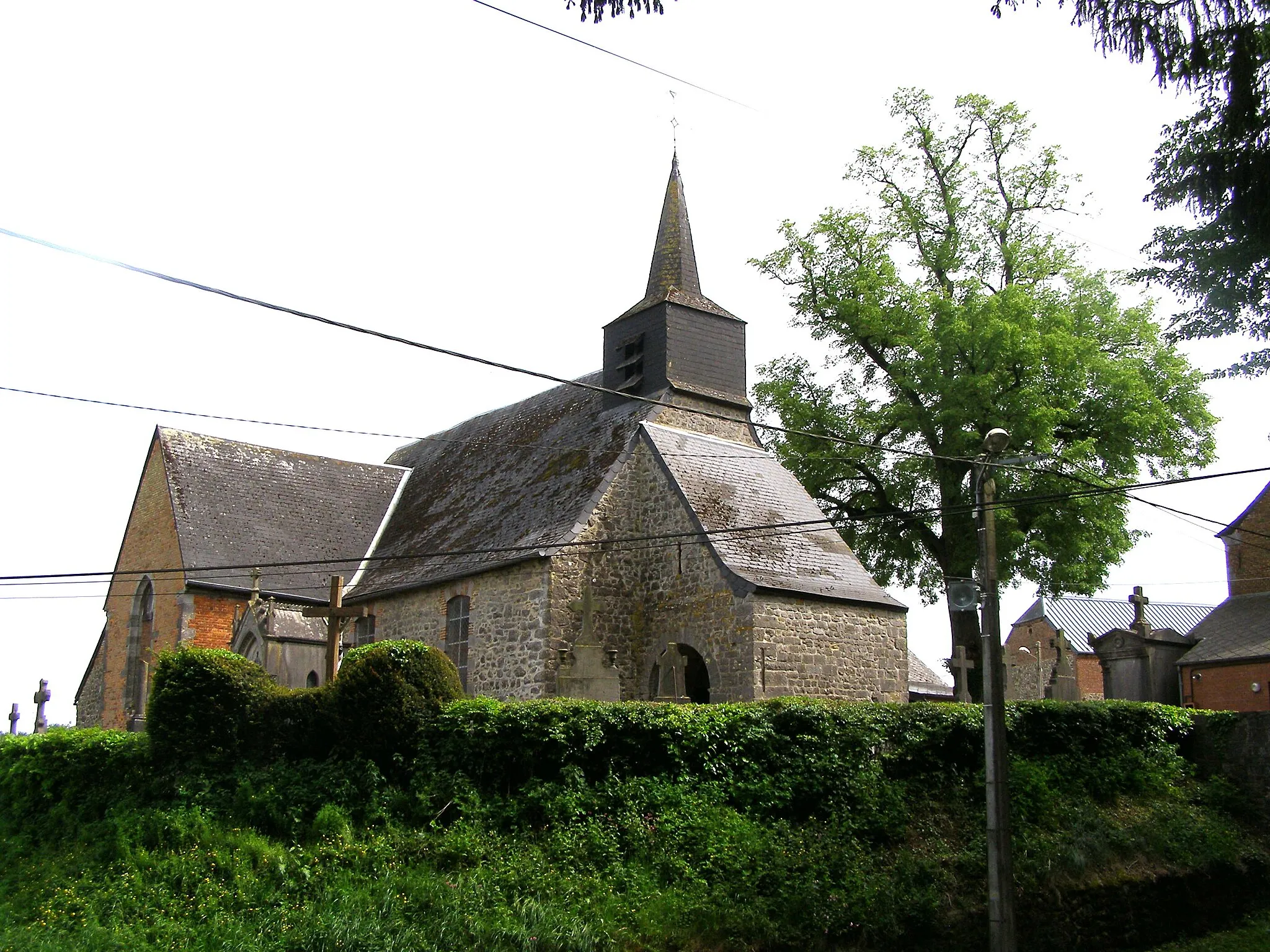 Photo showing: The church and cemetery Quiévelon.