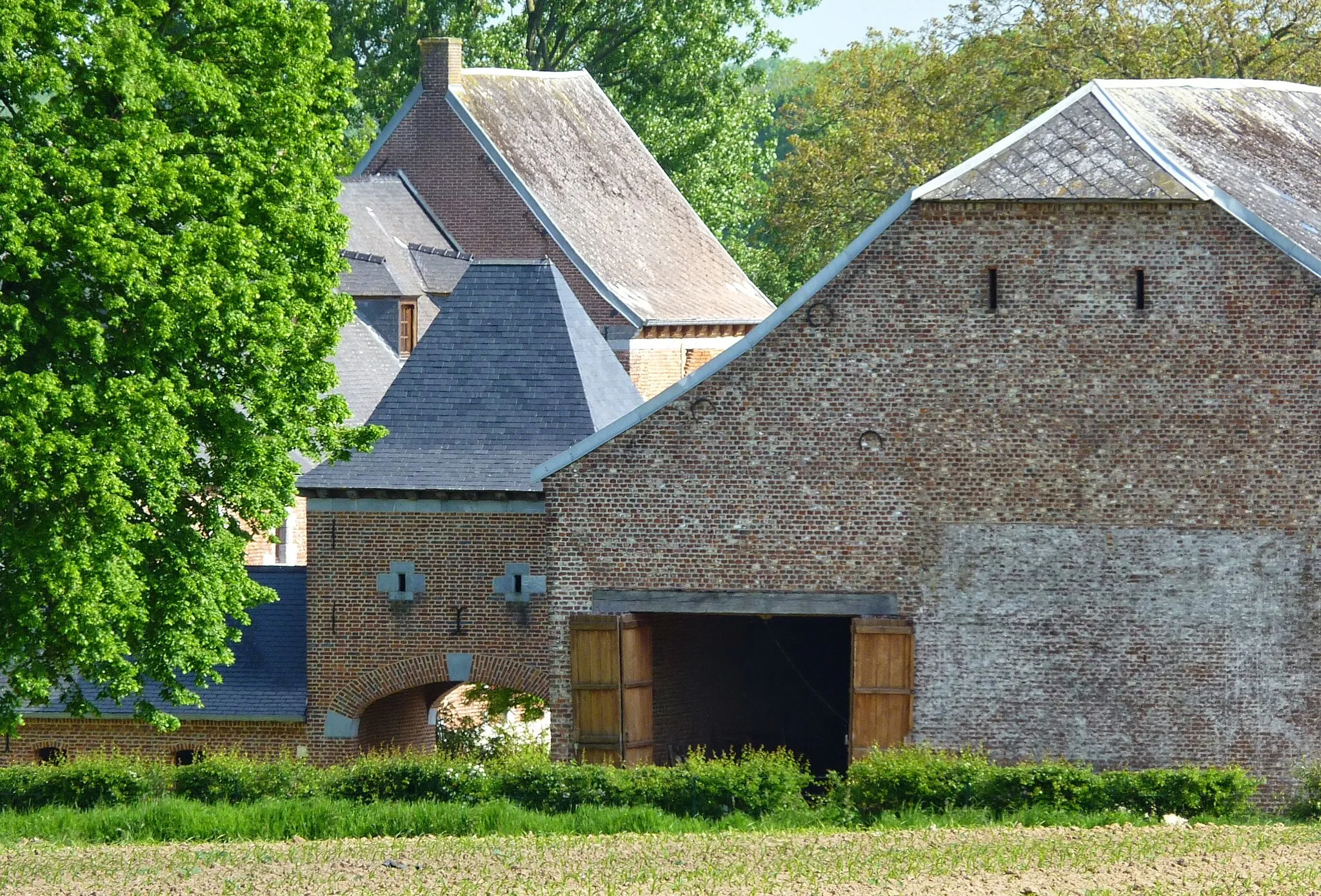 Photo showing: La ferme du Mesnil à Quiévelon.- Parc naturel régional de l'Avesnois, dans le Nord France.