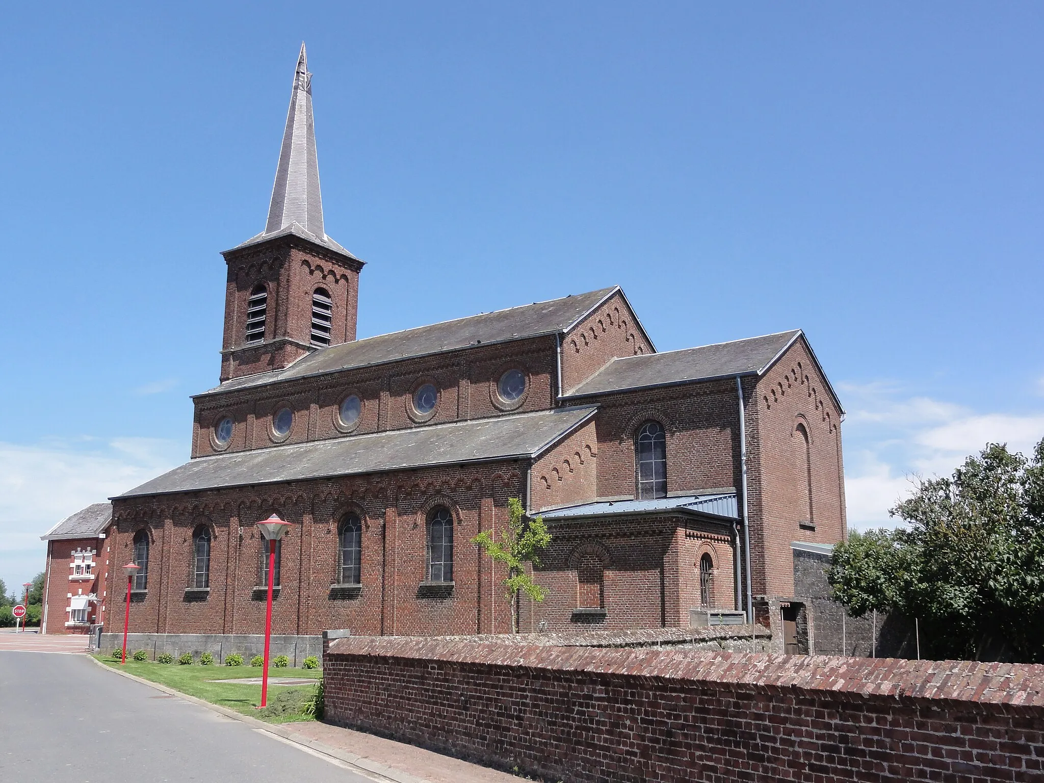 Photo showing: Beugnies (Nord, Fr) église, latéral, arrière
