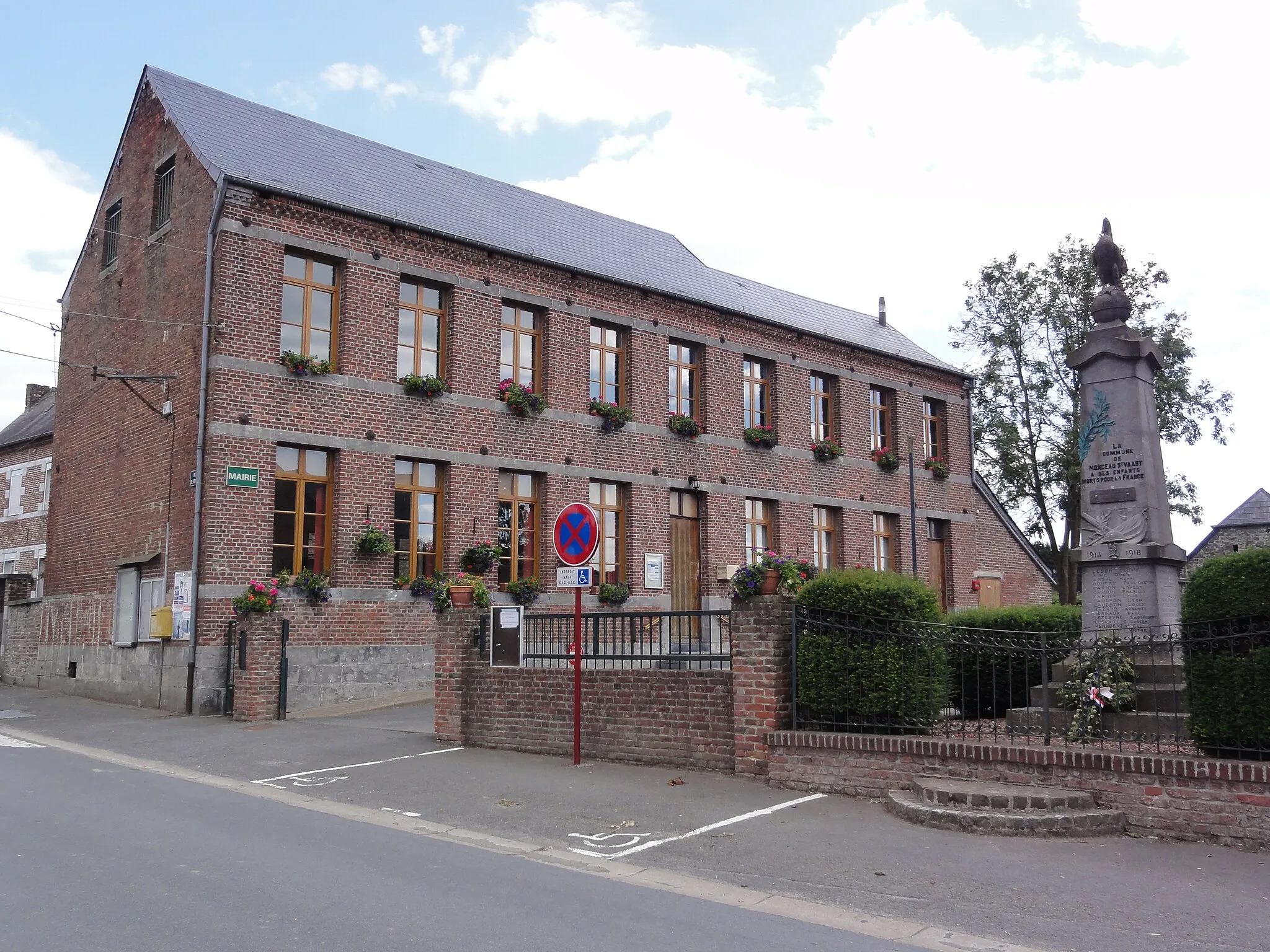 Photo showing: Monceau-Saint-Waast (Nord, Fr) mairie et mon aux morts