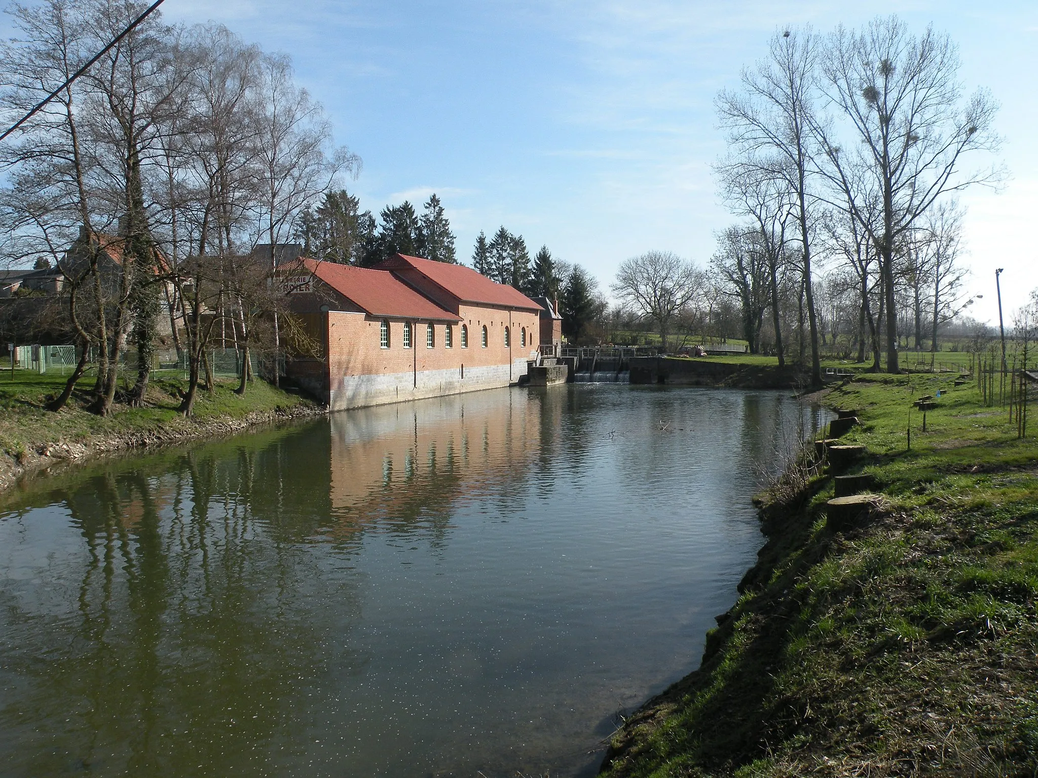 Photo showing: mediatheque et l'helpe majeur avec barrage à Flaumont-Waudrechies