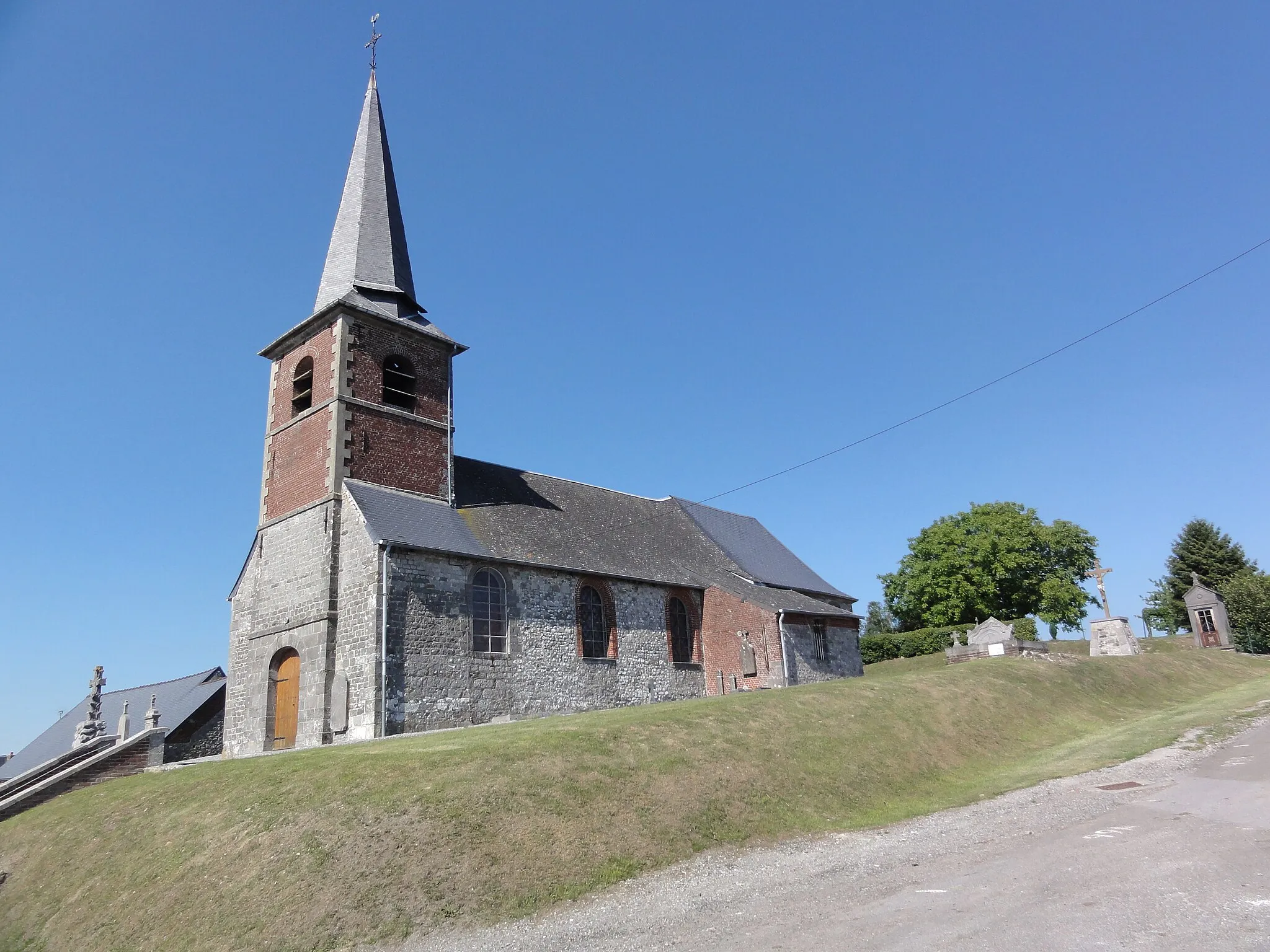 Photo showing: Larrouillies (Nord, Fr) église, vue latérale