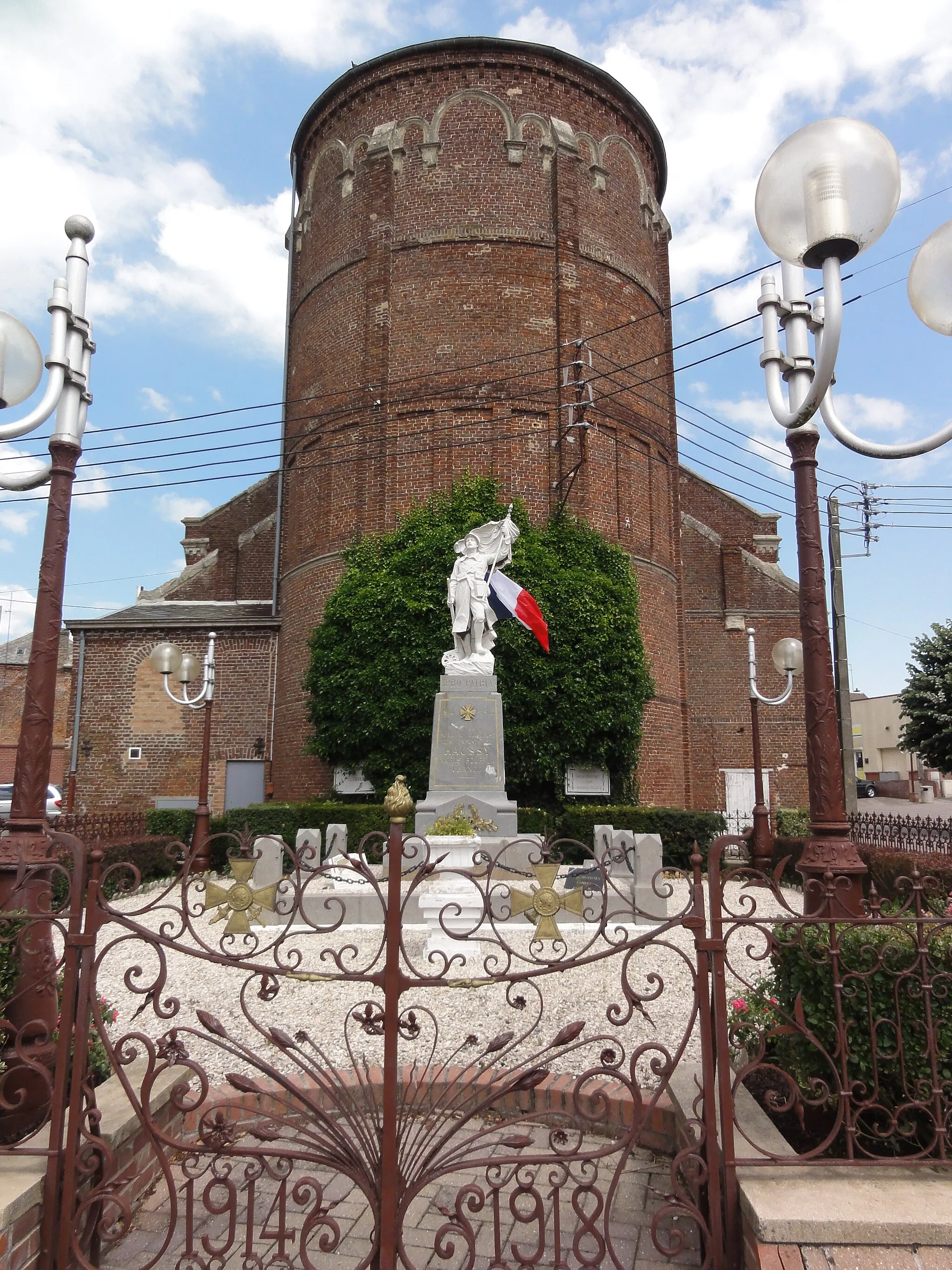 Photo showing: Haussy (Nord, Fr) monument au morts devant chevet église