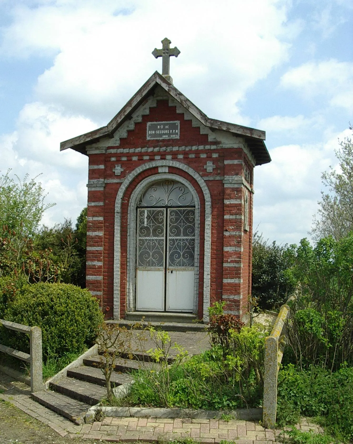 Photo showing: La Chapelle Notre-Dame du Bon Secours date de 1 822 et se trouve à l'entrée de Saint-Vaast en Cis, en venant de Solesmes.Photo prise par J.C HOUDOT.