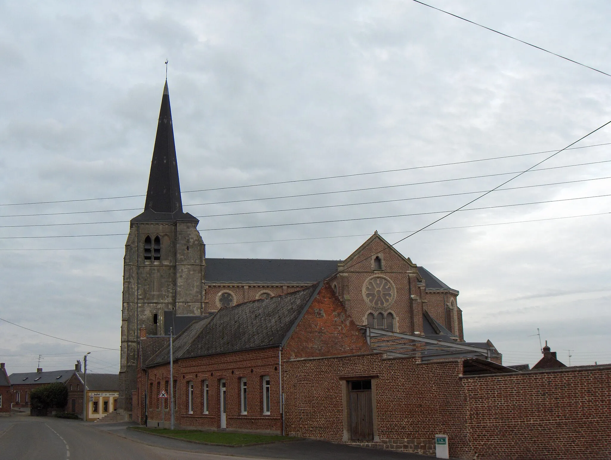 Photo showing: Fontaine-au-Pire, Frankreich (Dept. Nord), Kirche von Süden. Turm aus dem 16. Jh., neugotisches Schiff aus dem 19. Jh.