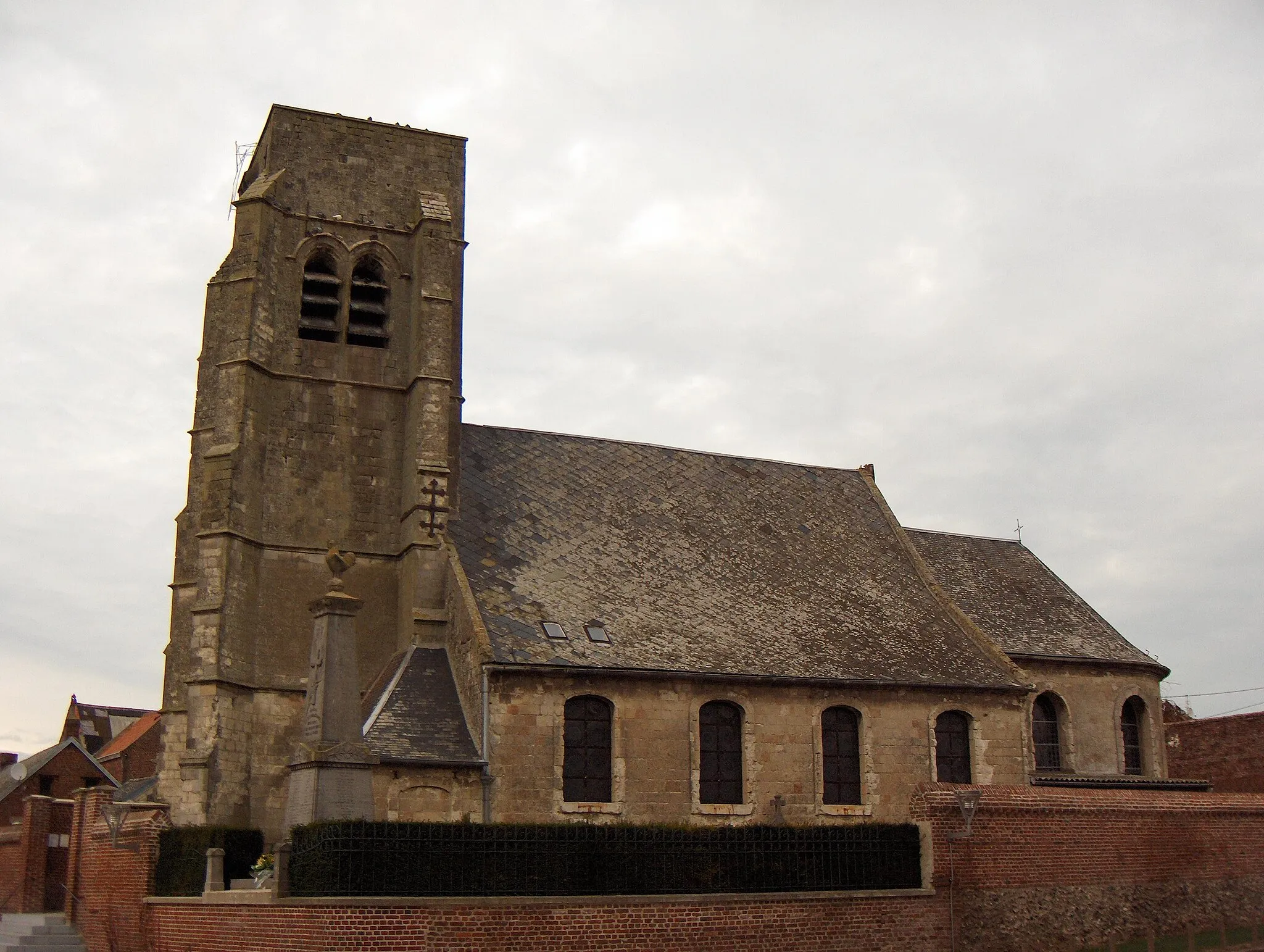 Photo showing: Dorfkirche Sankt Medardus von Boussières-en-Cambrésis, Frankreich (Dept. Nord), Turm aus dem 16. Jh.