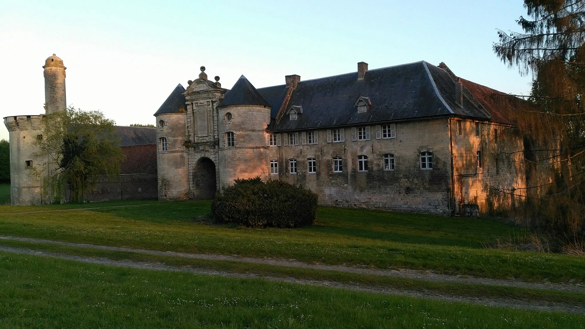 Photo showing: This building is indexed in the base Mérimée, a database of architectural heritage maintained by the French Ministry of Culture, under the reference PA00107516 .