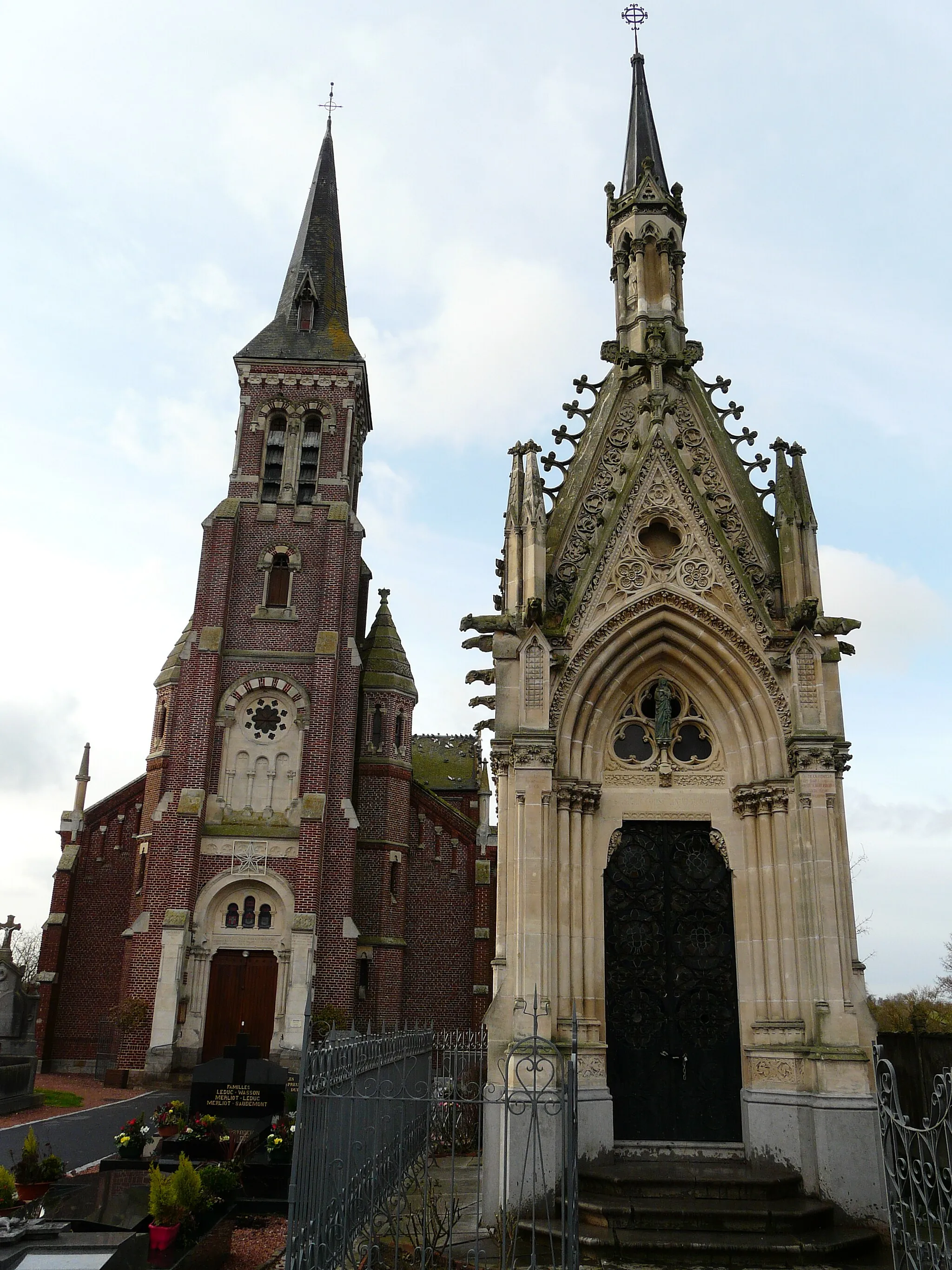 Photo showing: L'église Saint-Vulgan et la chapelle Bricout (architecte André de Baralle) à Estourmel (Nord)