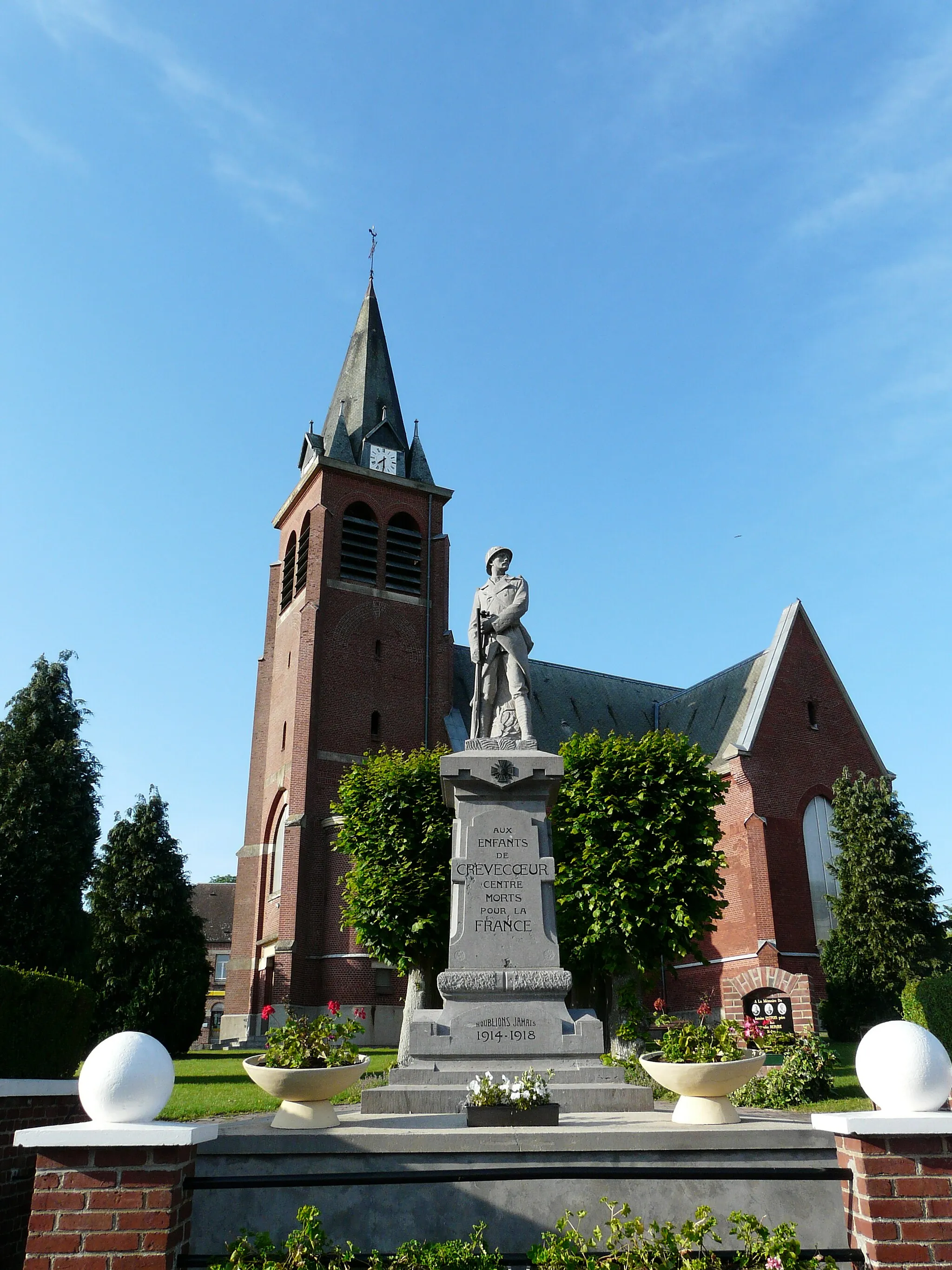 Photo showing: The church and WW1 memorial in Crèvecoeur-sur-l'Escaut (F)