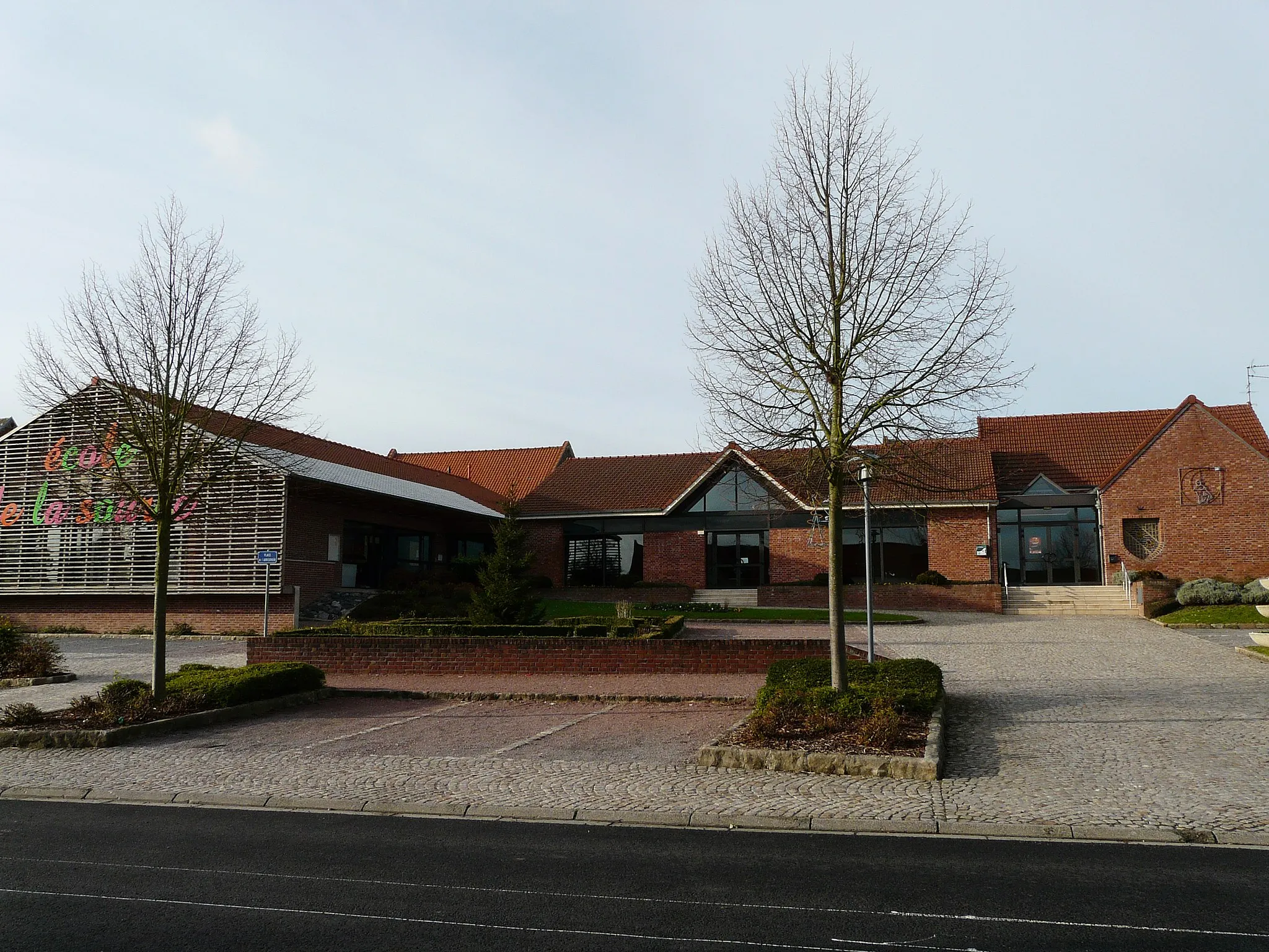 Photo showing: La mairie et l'école