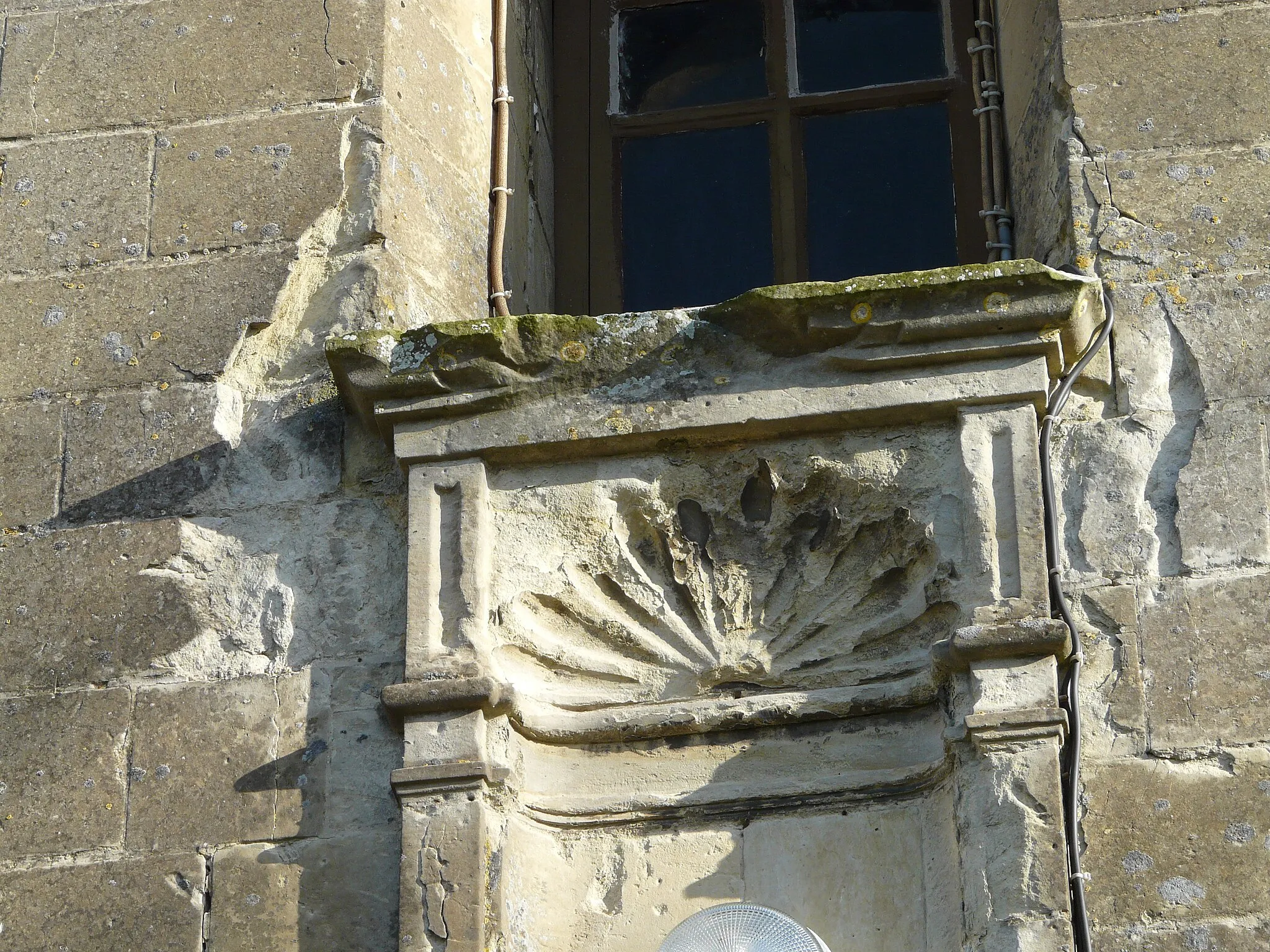 Photo showing: Coquille de Saint Jacques au-dessus de la porte de l'église de Cagnoncles