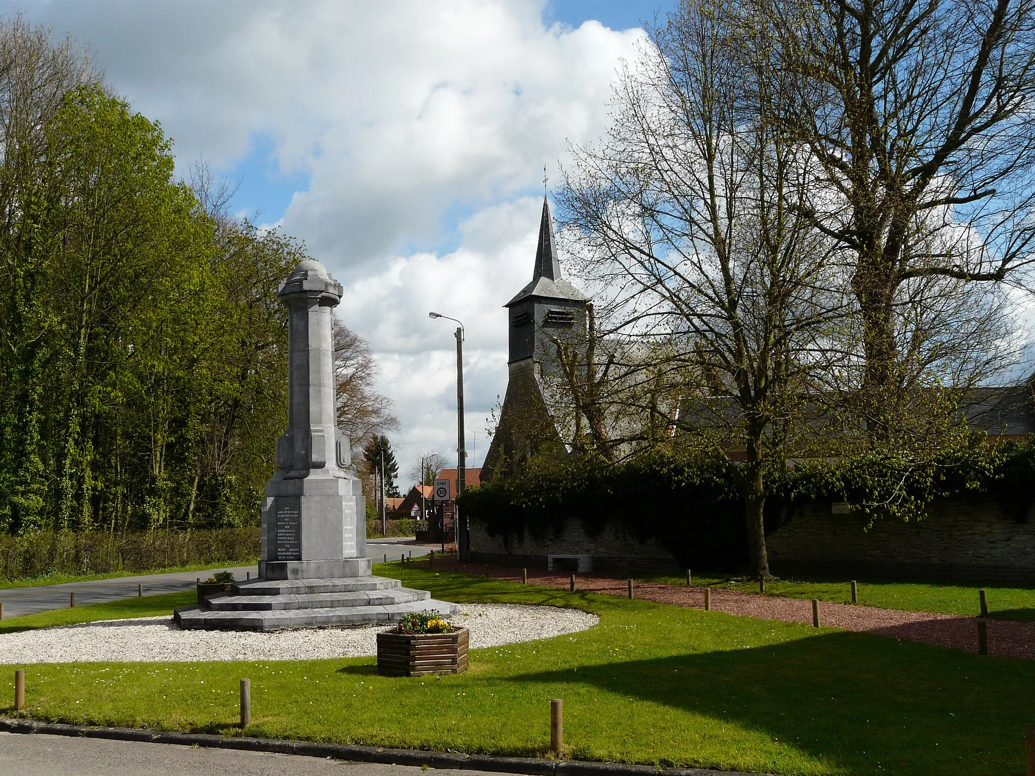 Photo showing: Le monument aux morts, l'église et l'arbre de la liberté à Thun-Saint-Martin (Nord)