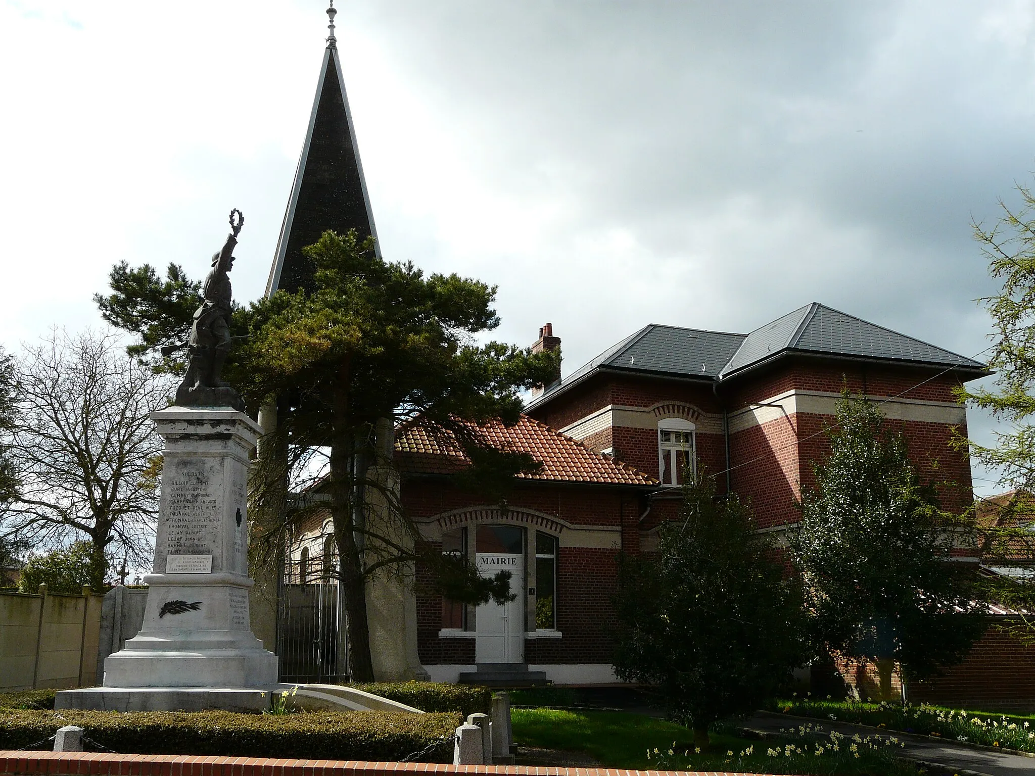 Photo showing: La mairie de Cuvillers (Nord), clocher et monument aux morts