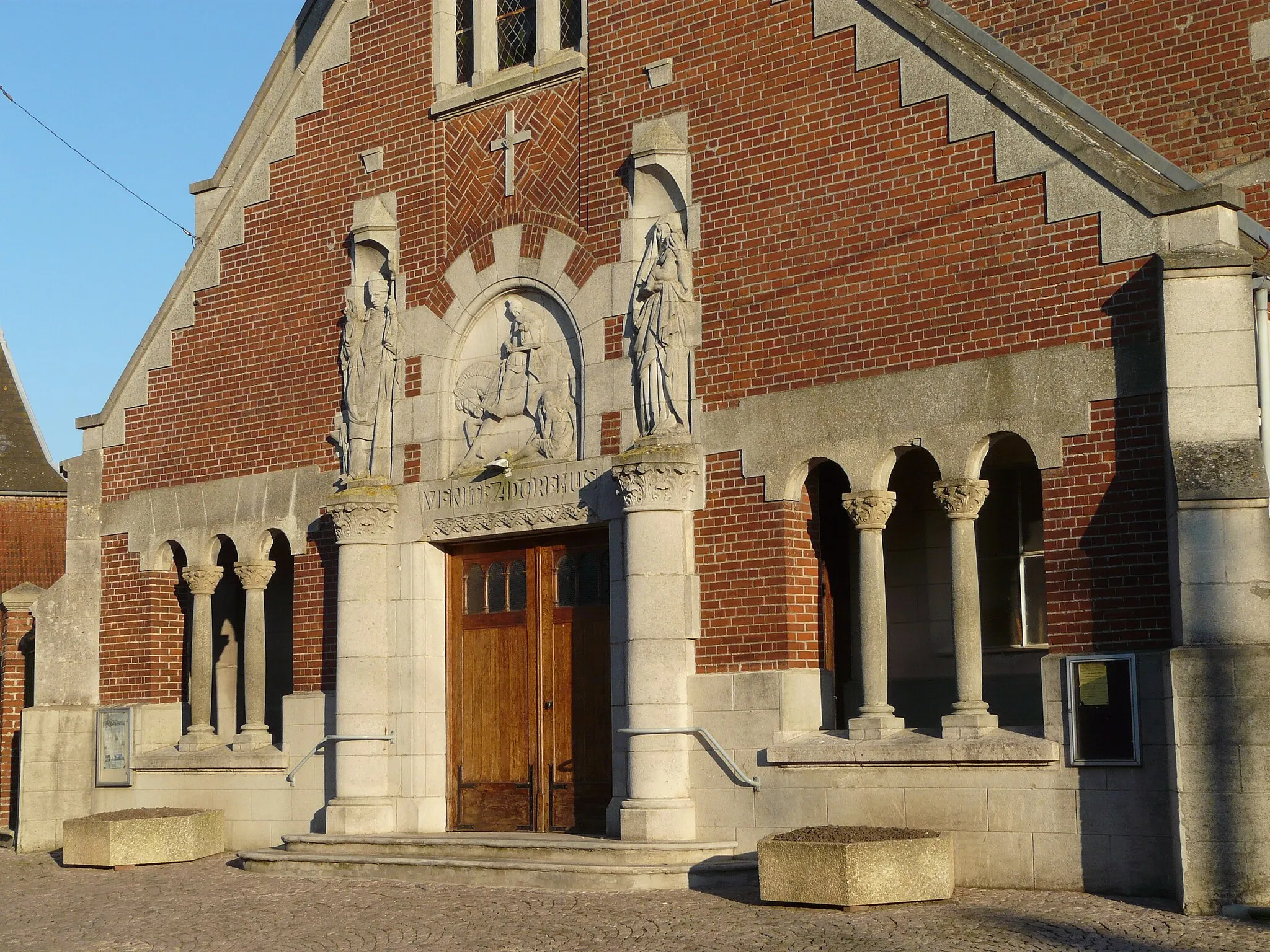 Photo showing: Le porche de l'église de Haynecourt (Nord)