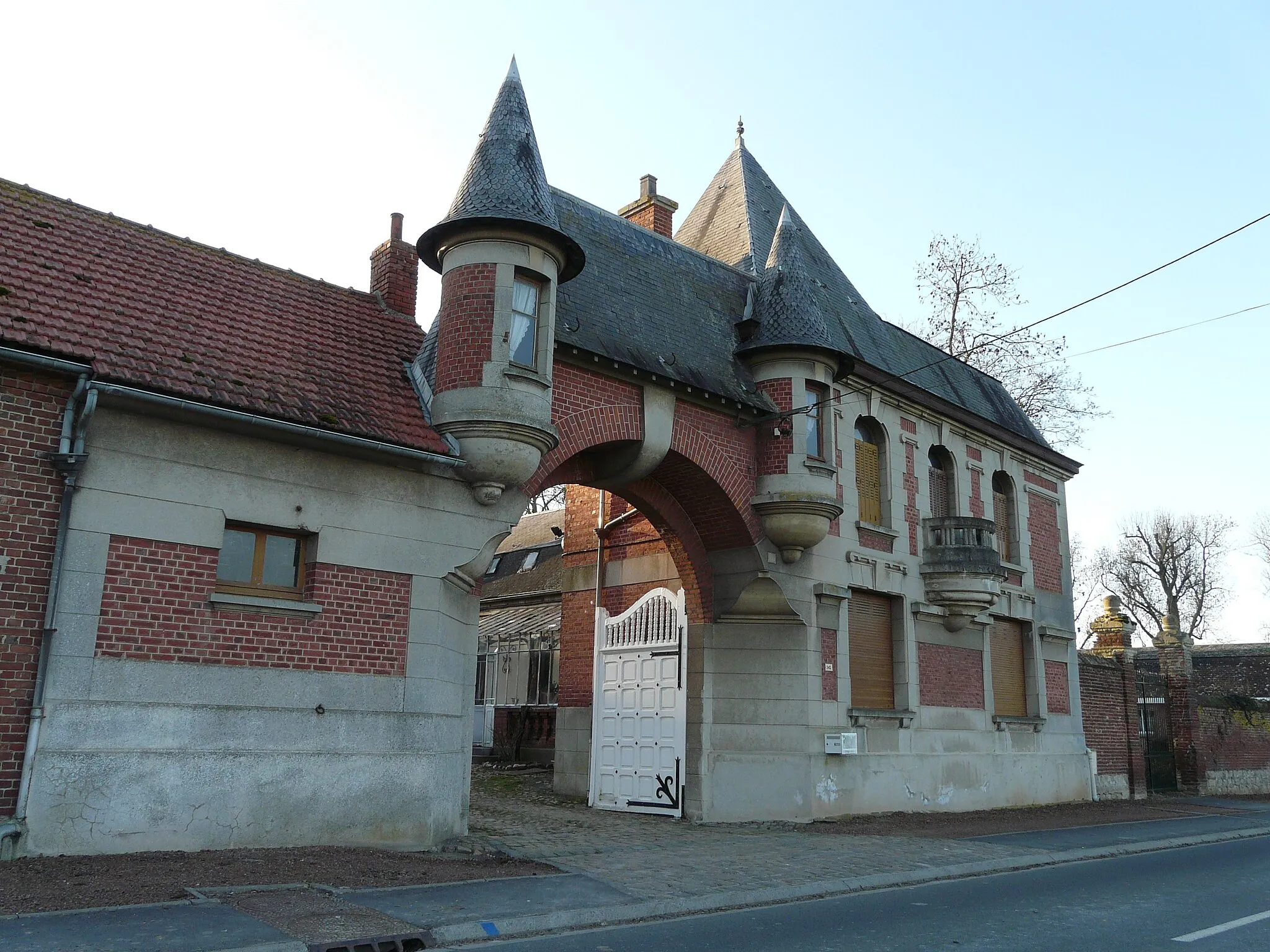 Photo showing: Maison à tourelles, e siècle, à Haynecourt (Nord)