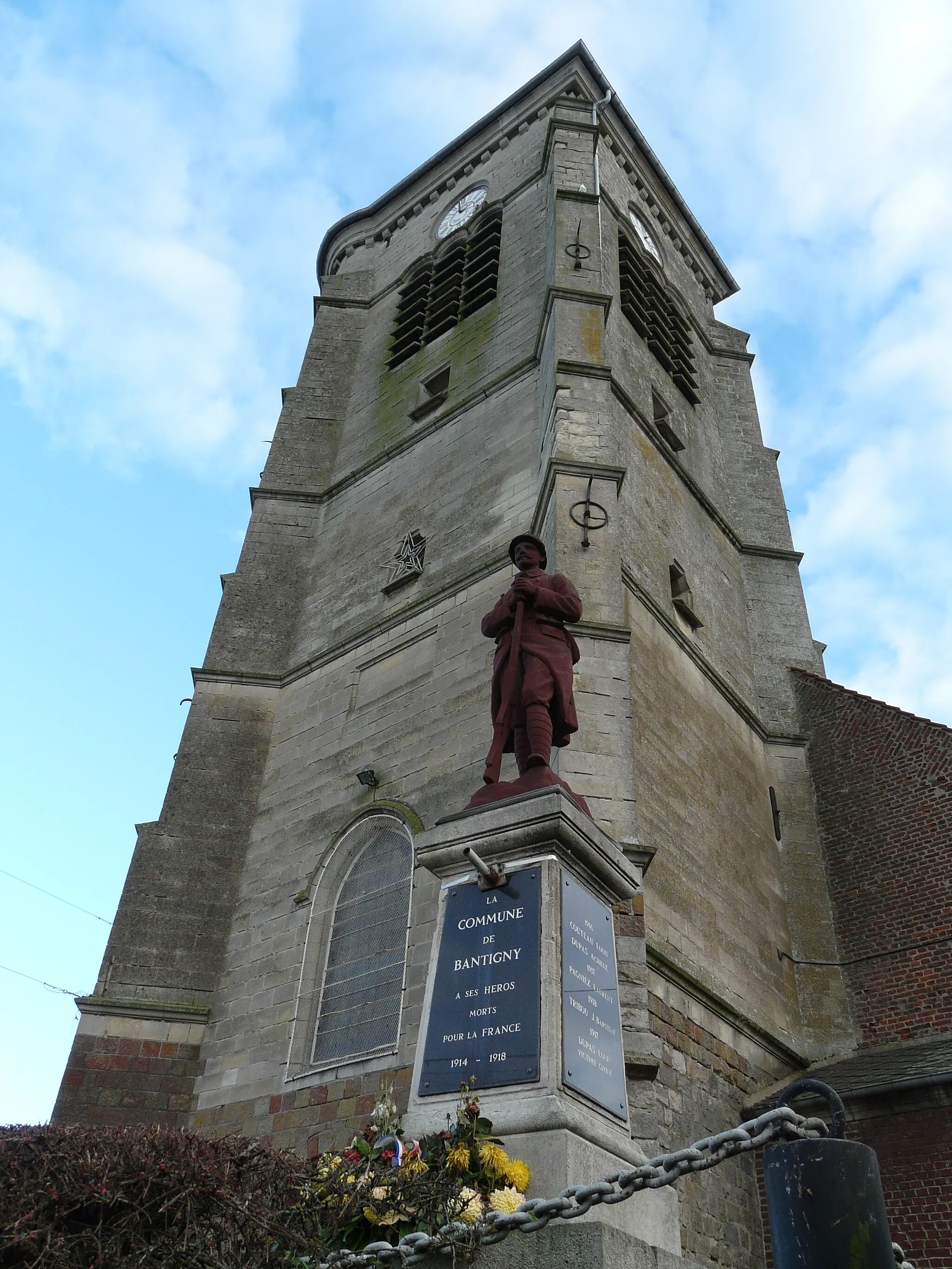 Photo showing: Monumento a los muertos de la 1ª Guerra Mundial, frente a la iglesia en Bantigny (Nord) : campanario