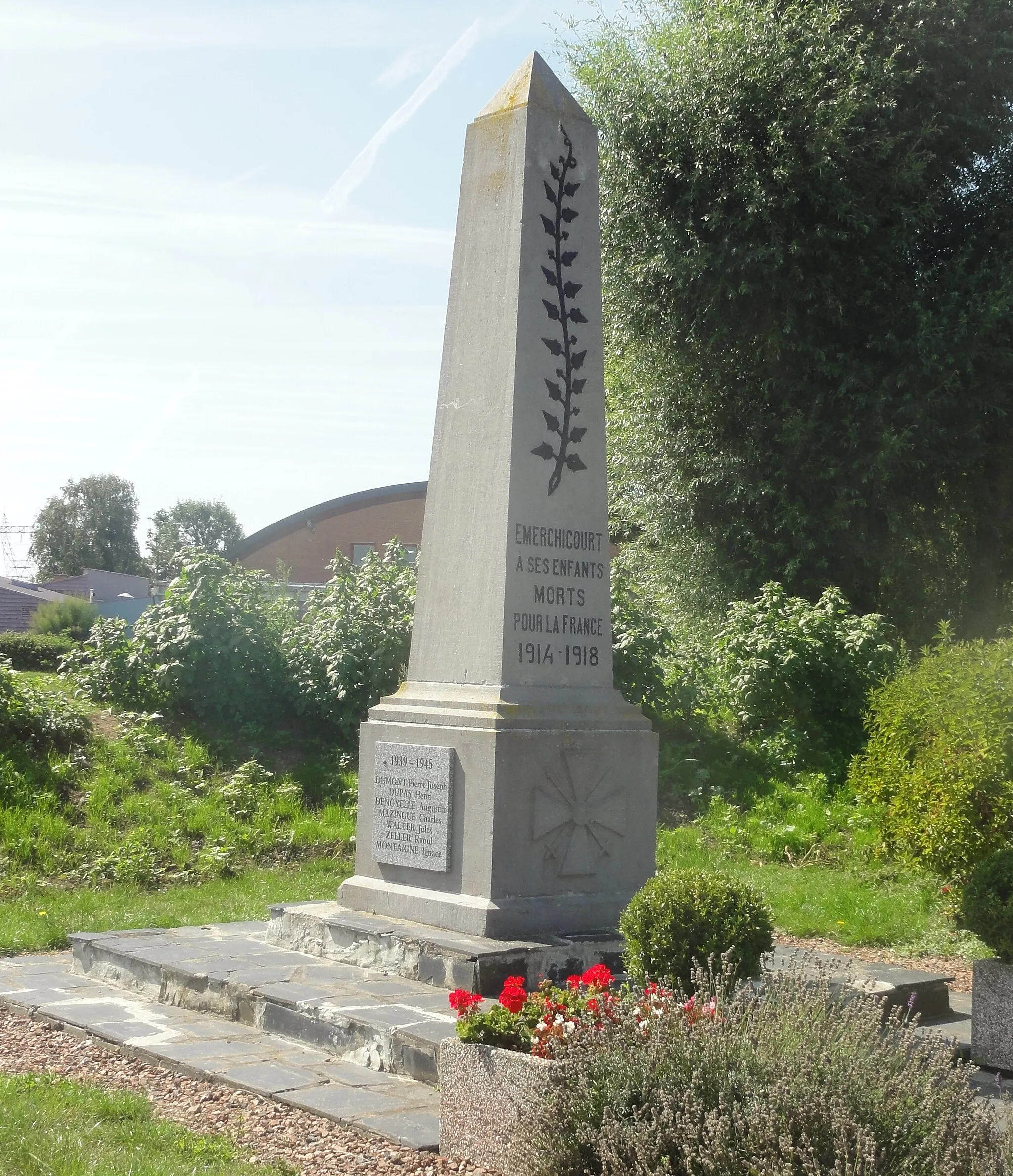 Photo showing: Depicted place: Monument aux morts d'Émerchicourt