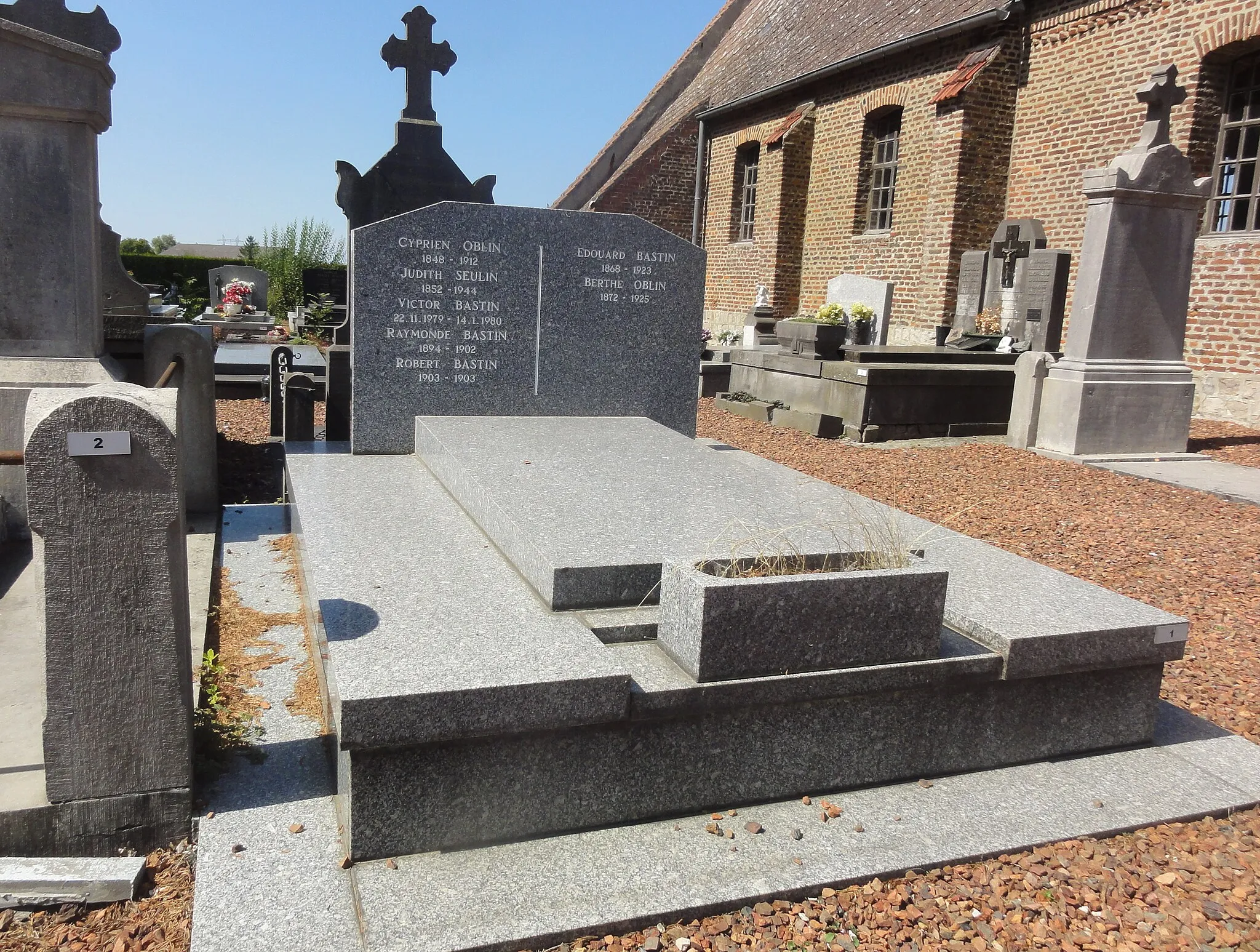 Photo showing: Depicted place: Cimetière de l'église d'Émerchicourt