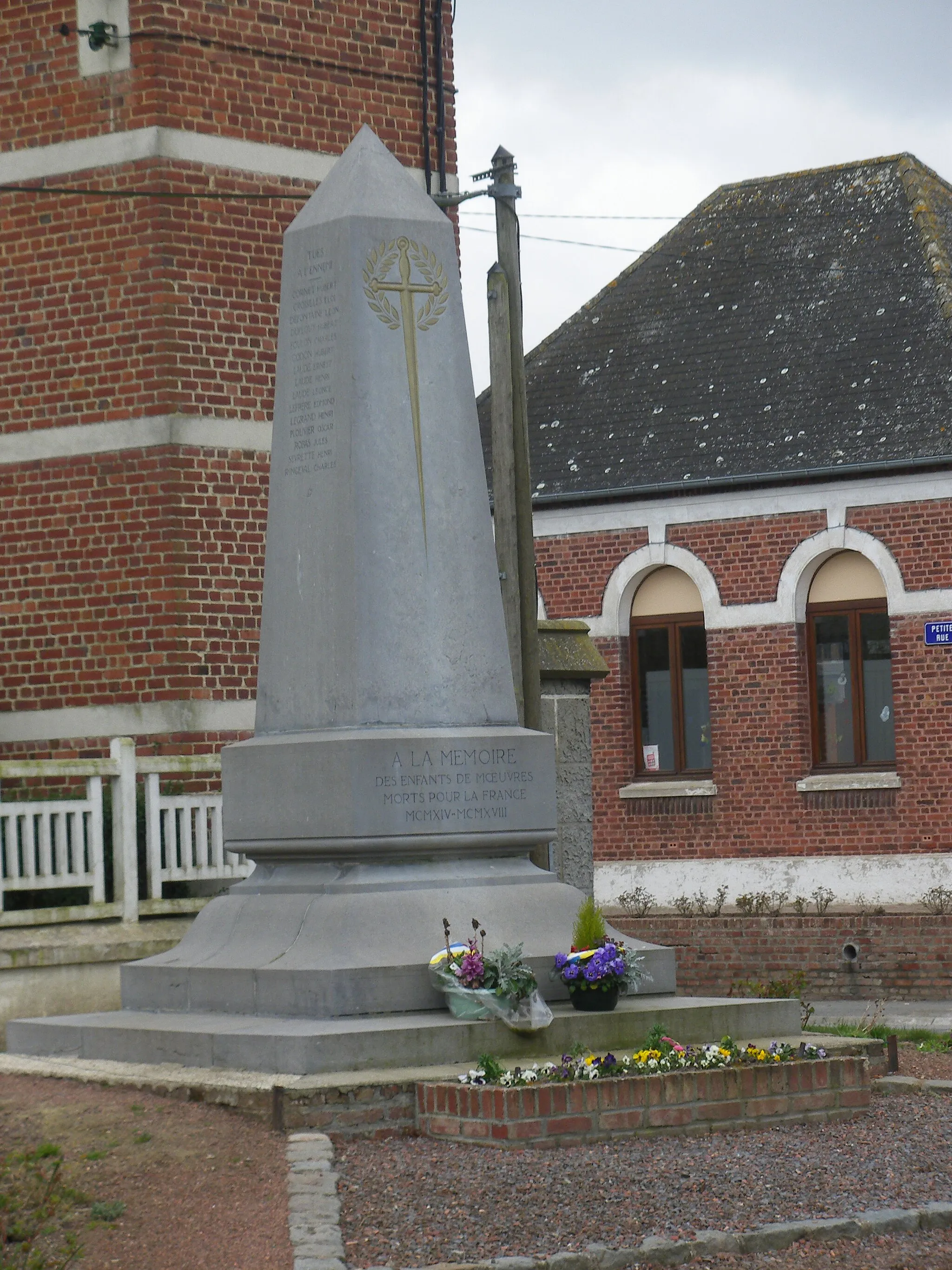 Photo showing: Vue du monument aux morts de Mœuvres.