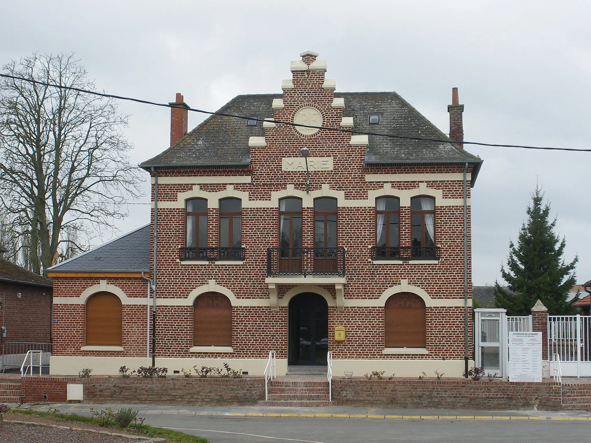 Photo showing: Vue de la mairie de Mœuvres.