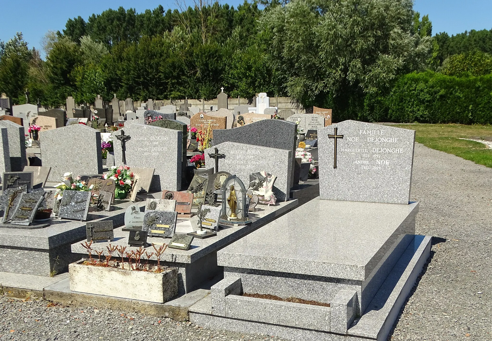 Photo showing: Depicted place: Cimetière de l'église Saint-Vincent-de-Paul de Wandignies-Hamage