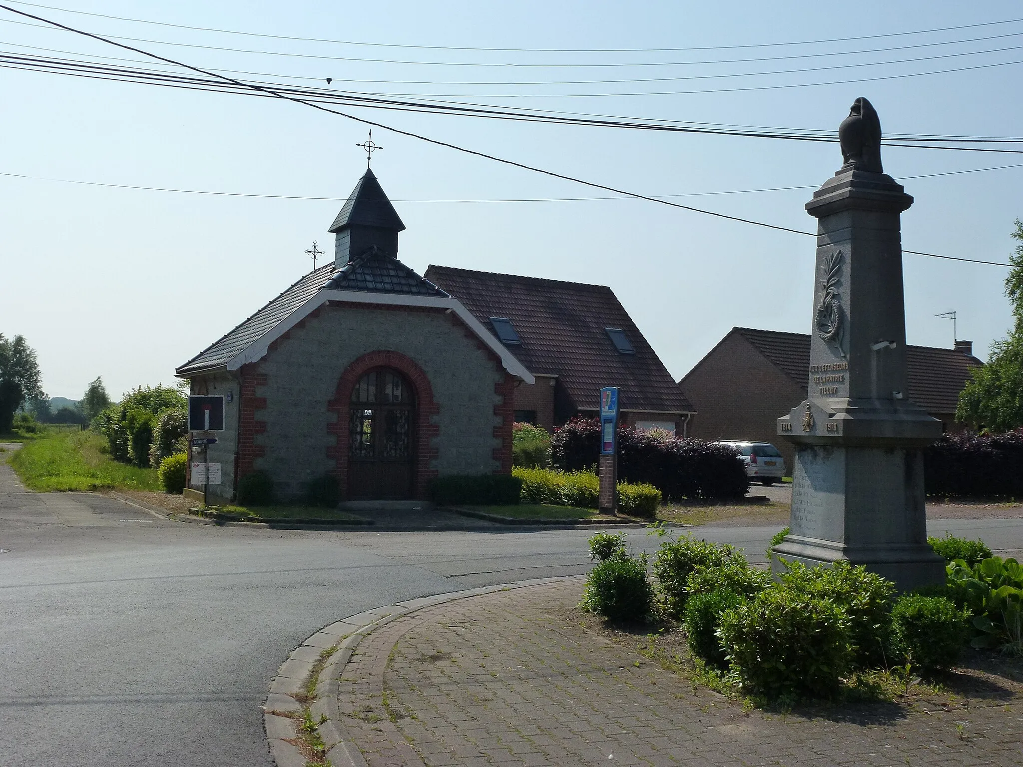 Photo showing: Tilloy-lez-Marchiennes (Nord, Fr) chapelle du village avec monument aux morts