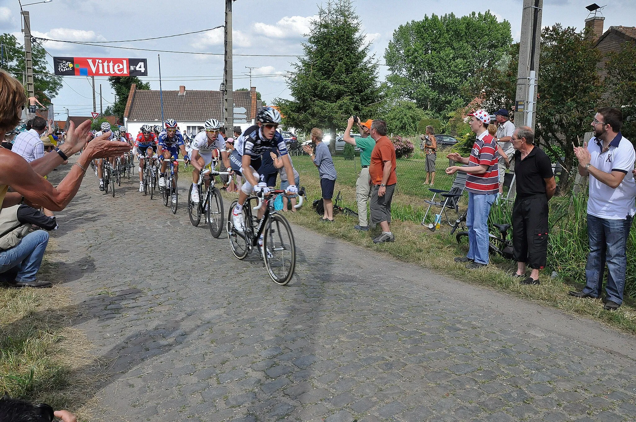Photo showing: Andy Schleck en Fränk Schleck (4e, vlak voor zijn val en uitschakeling) tijdens de Ronde van Frankrijk 2010 op de kasseistrook te Sars-et-Rosières