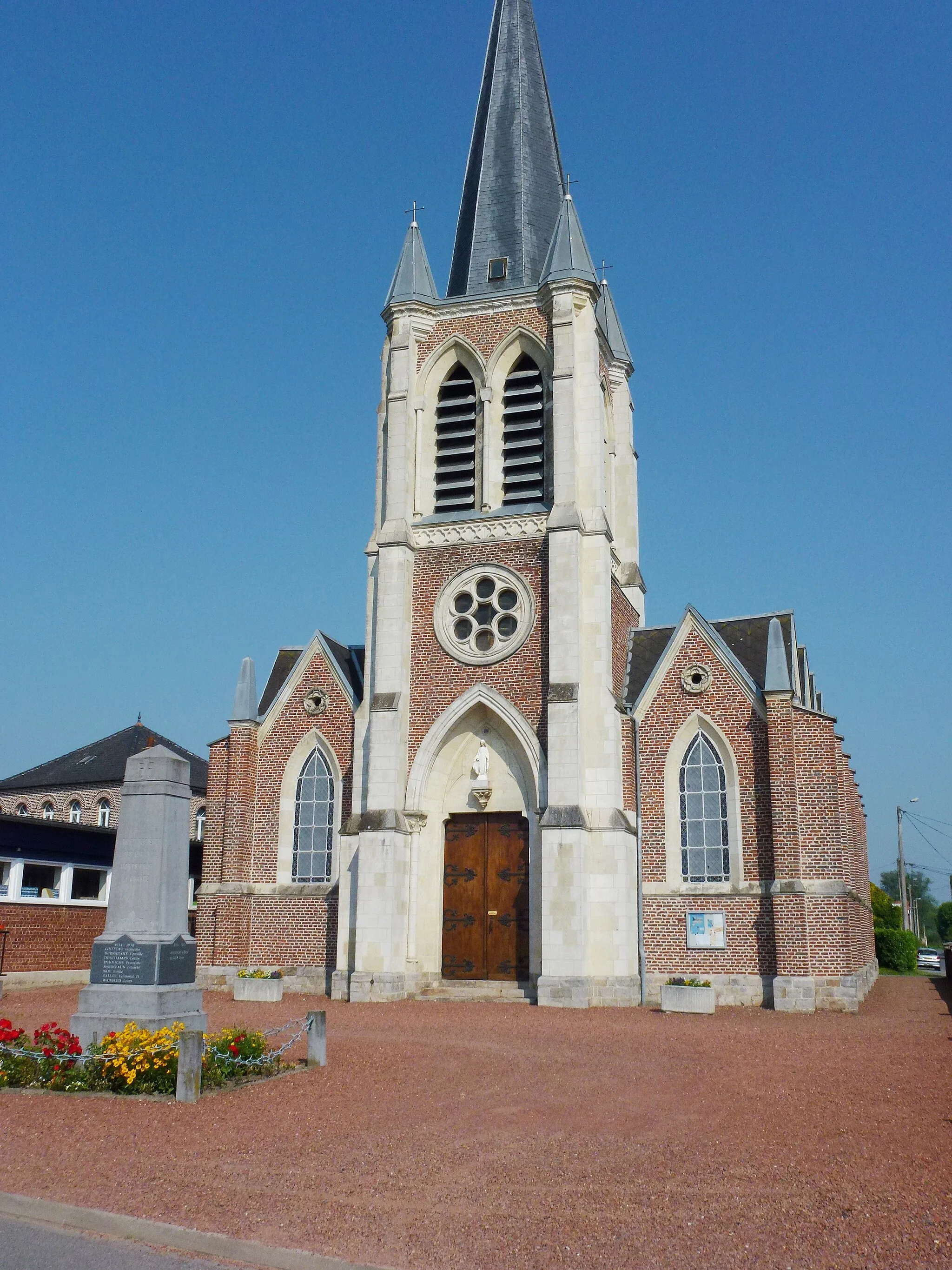 Photo showing: Sars-et-Rosières (Nord, Fr) église - monument aux morts