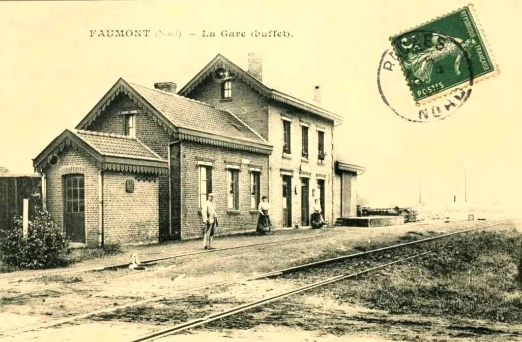 Photo showing: Carte postale représentant l'ancienne gare (le buffet),  de la ligne de la Compagnie du chemin de fer de Pont-de-la-Deûle à Pont-à-Marcq (PDPM appelé familièrement PP)  fondée le 3 novembre 1894, à Faumont Nord Hauts-de-France