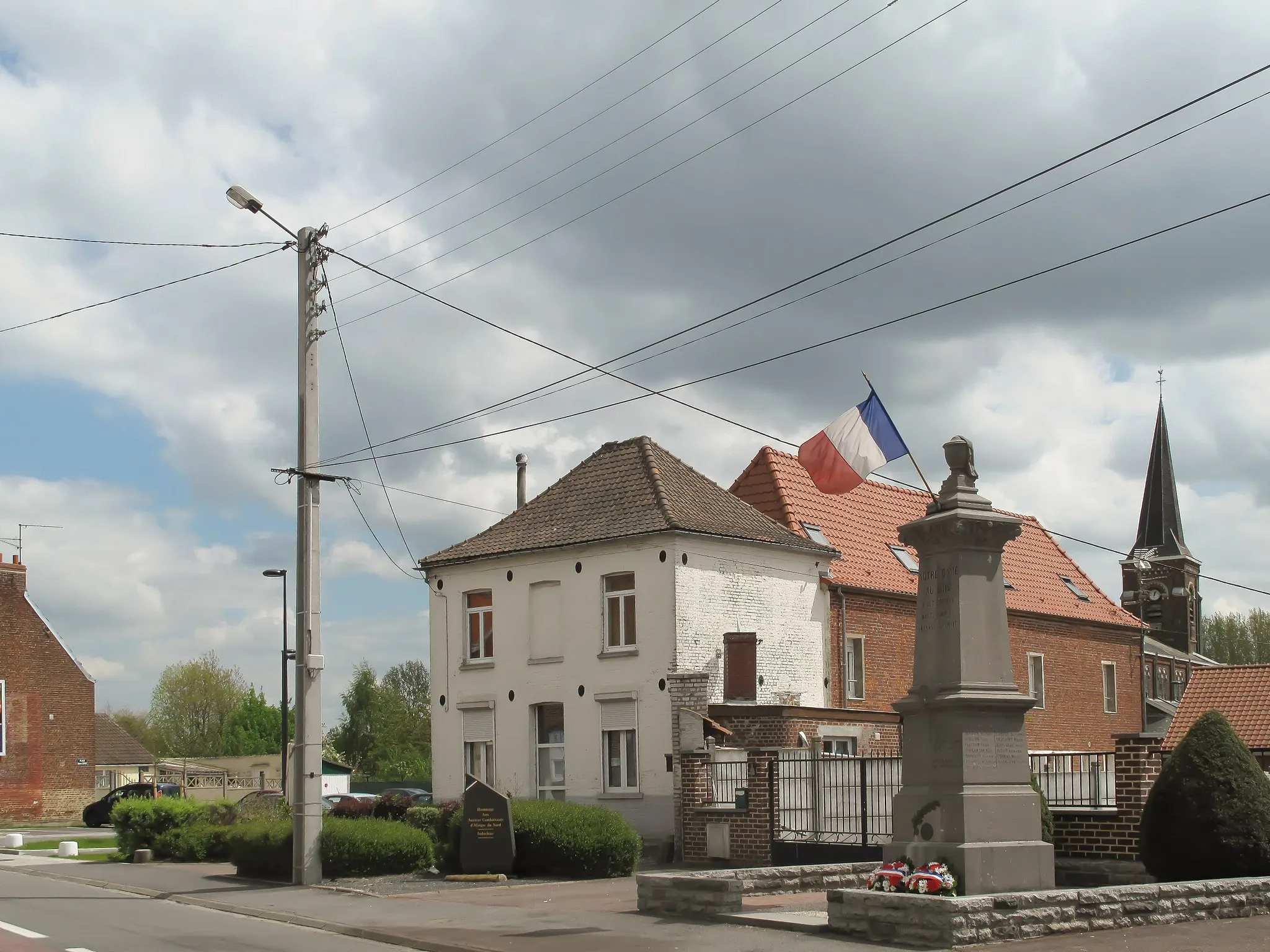 Photo showing: Bruille Saint Amand, war memorial and church