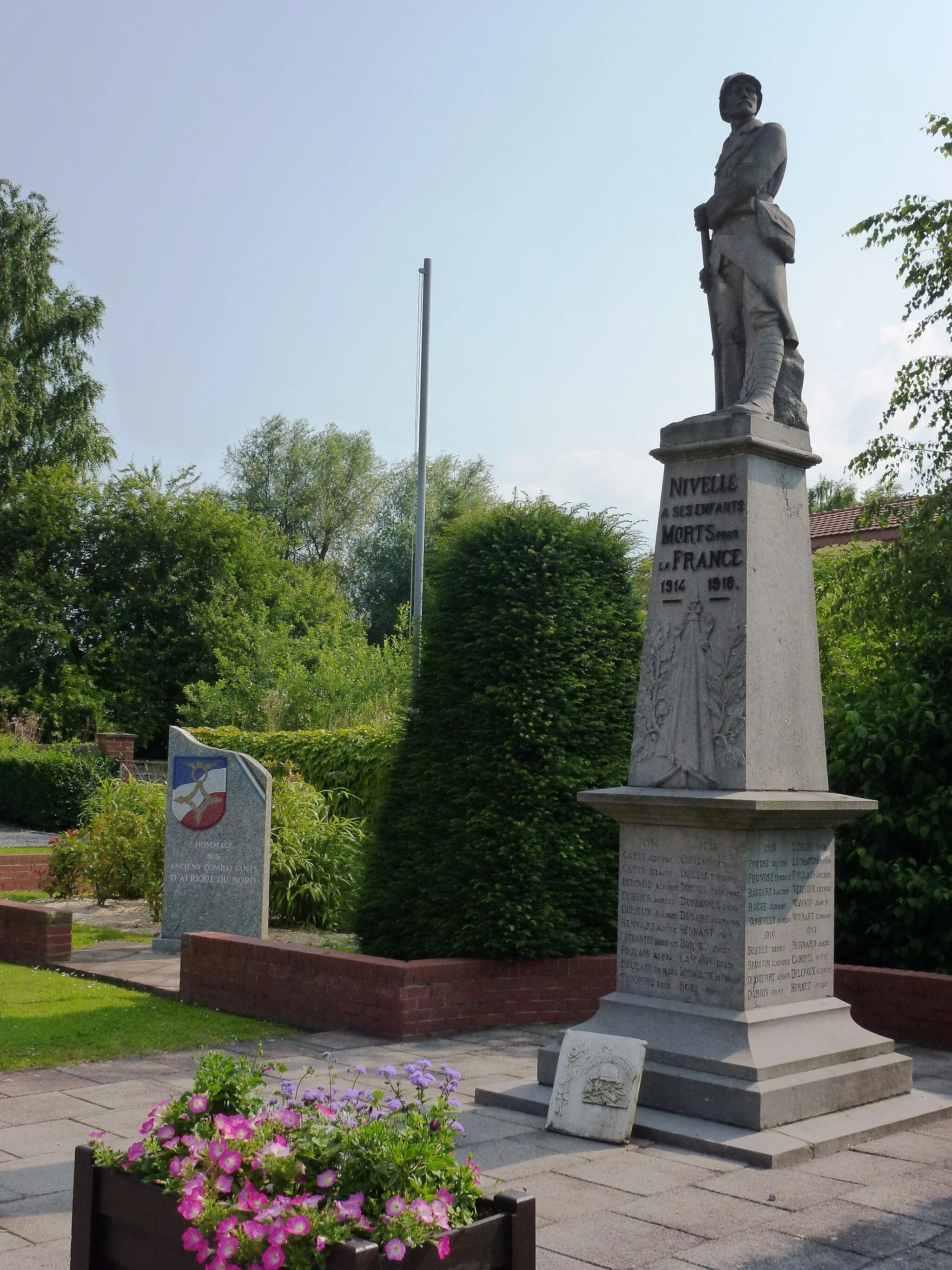 Photo showing: Nivelle (Nord, Fr) monument aux morts